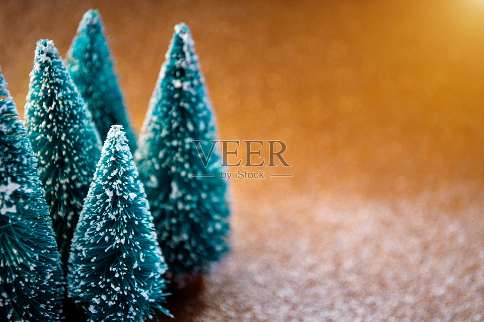 金光闪闪的金色背景圣诞节在美丽的风格上尘埃光背景。复古色彩效果。抽象的壁纸。孤立的背景。贺卡模板。海报设计。照片摄影图片