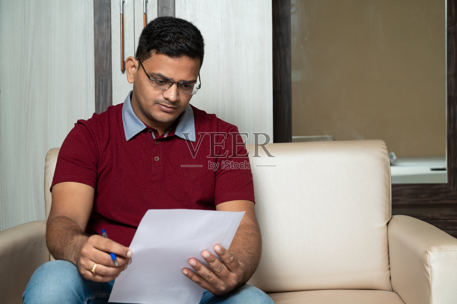 在家里用纸做笔记的商人。照片摄影图片