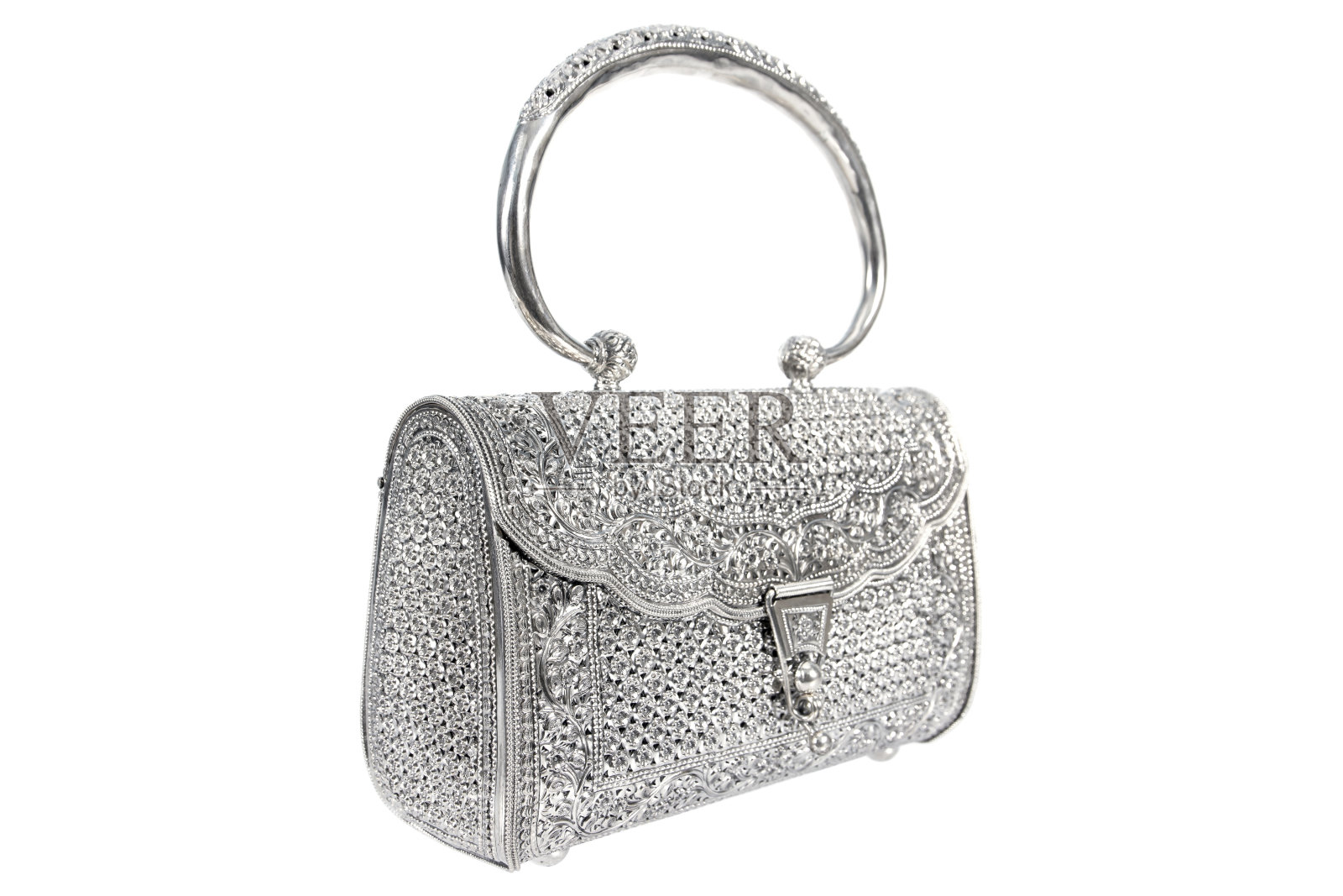 侧面的银色女人手袋与处理装饰藤蔓花孤立在白色的背景。银女士手袋装饰与藤本花锁隔离照片摄影图片