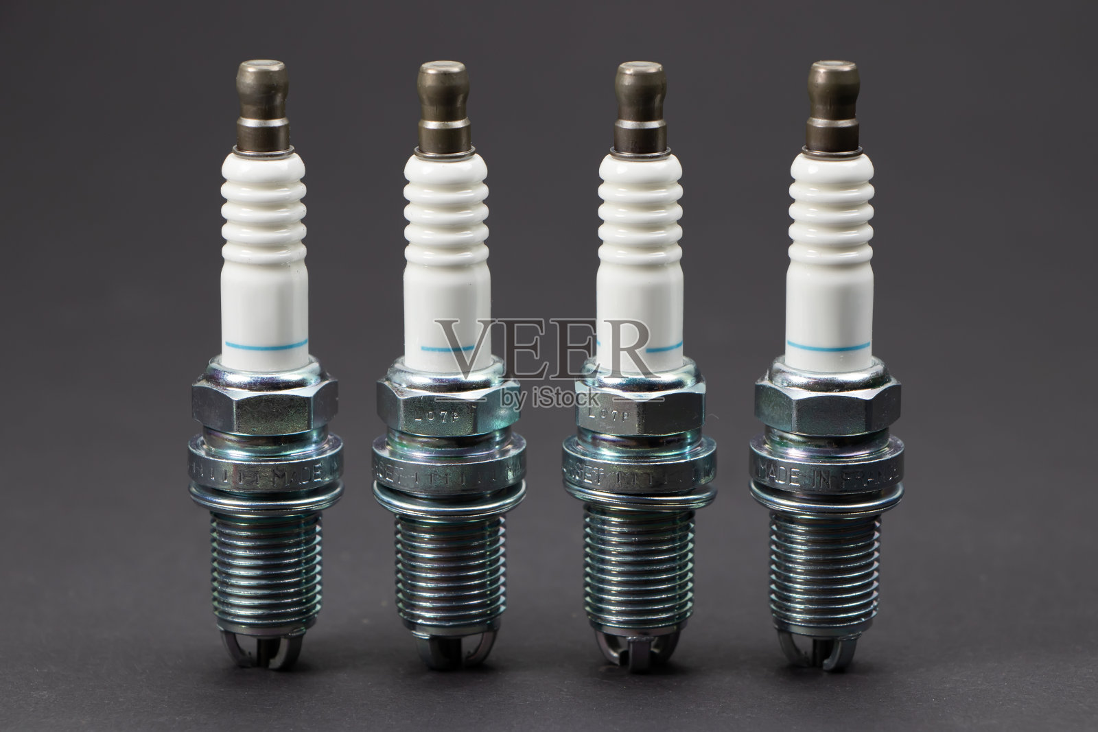 火花塞在黑色背景上。汽车、摩托车配件照片摄影图片