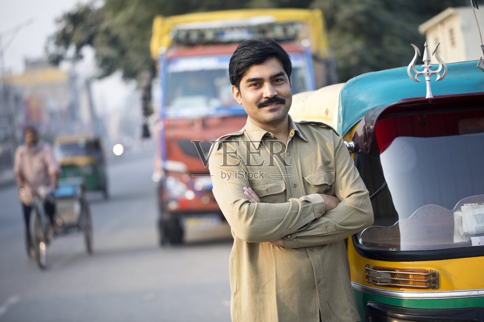 穿制服的车夫站在他的人力车旁照片摄影图片