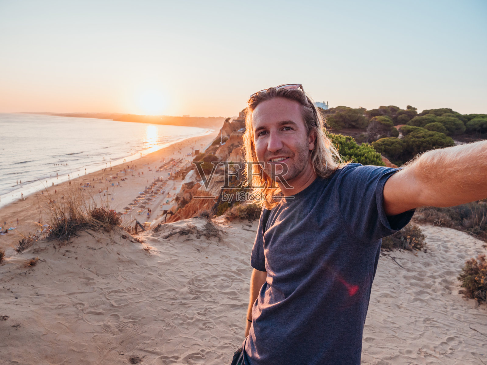 一名男子在葡萄牙悬崖上自拍，海景照片摄影图片