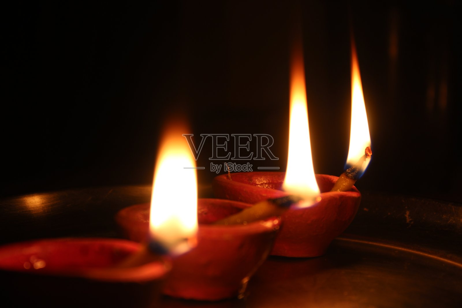 快乐的排灯节-彩色的粘土diya灯点燃在排灯节庆祝与复制空间照片摄影图片