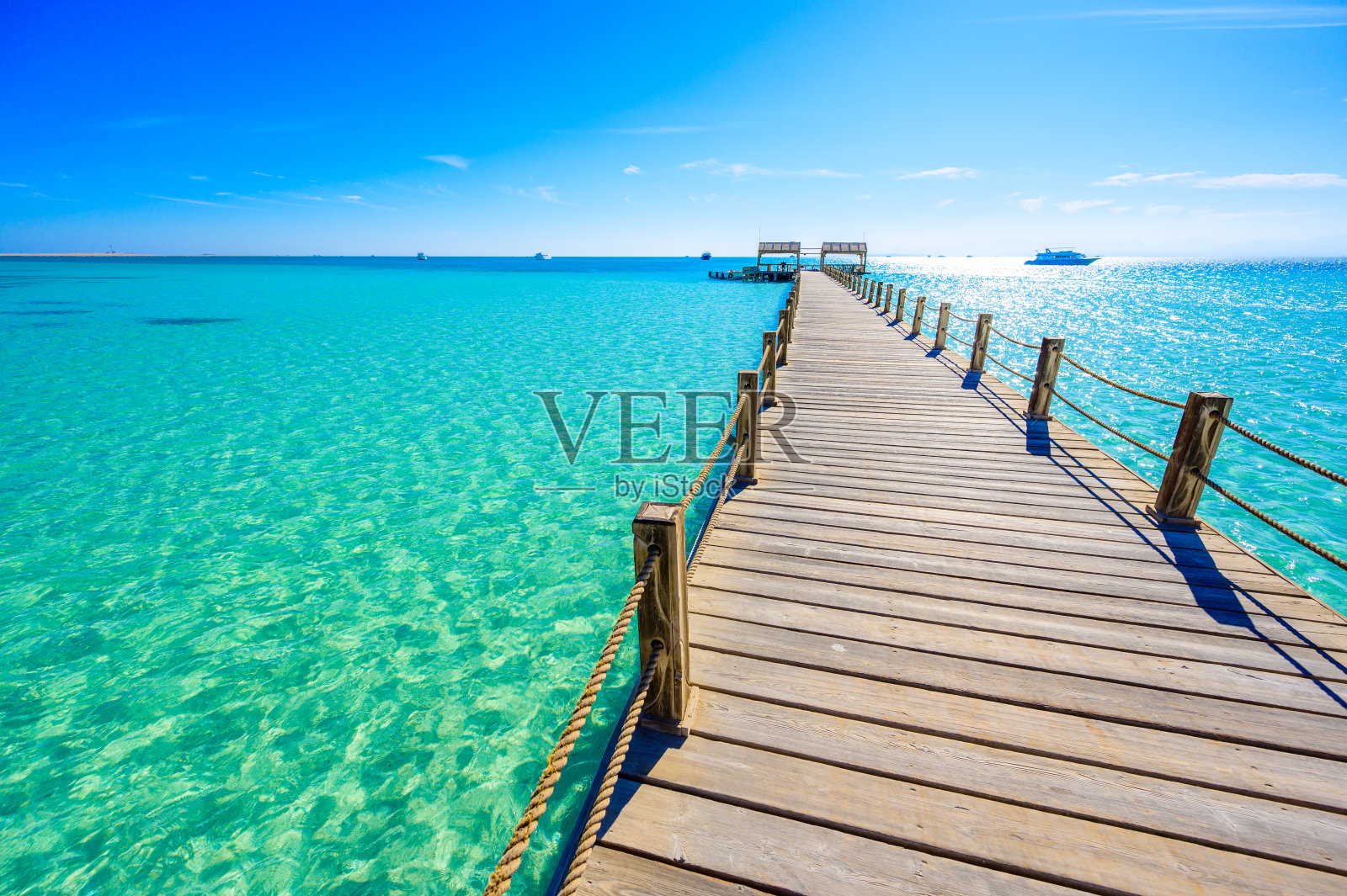 埃及红海赫尔格达橙湾海滩木制码头照片摄影图片