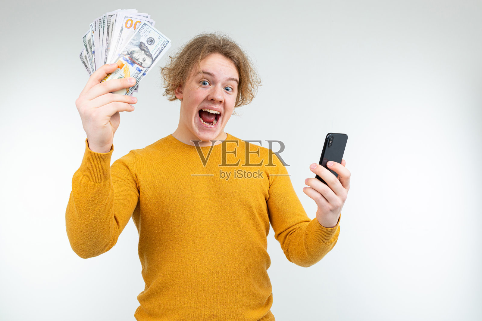 快乐的金发男人拿着白人背景的薪水照片摄影图片