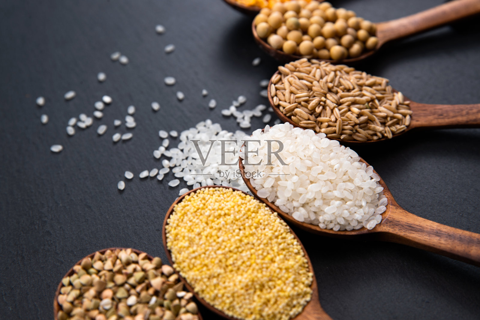 木勺里装的是谷物照片摄影图片