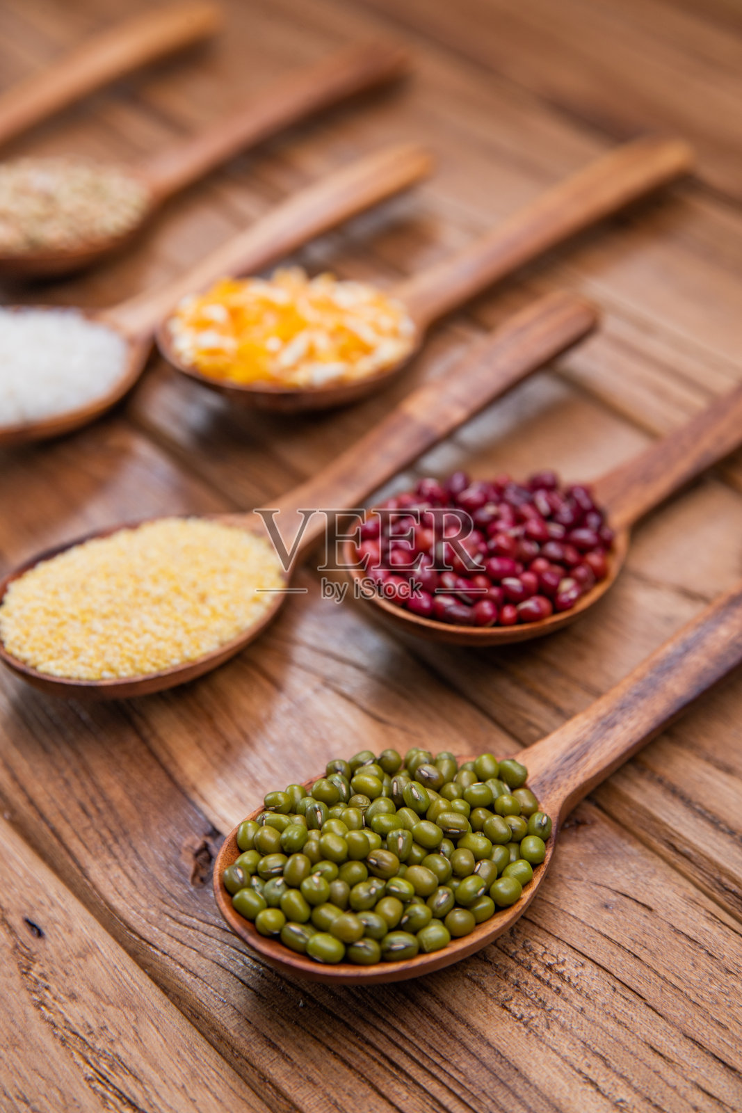 木勺里装的是谷物照片摄影图片