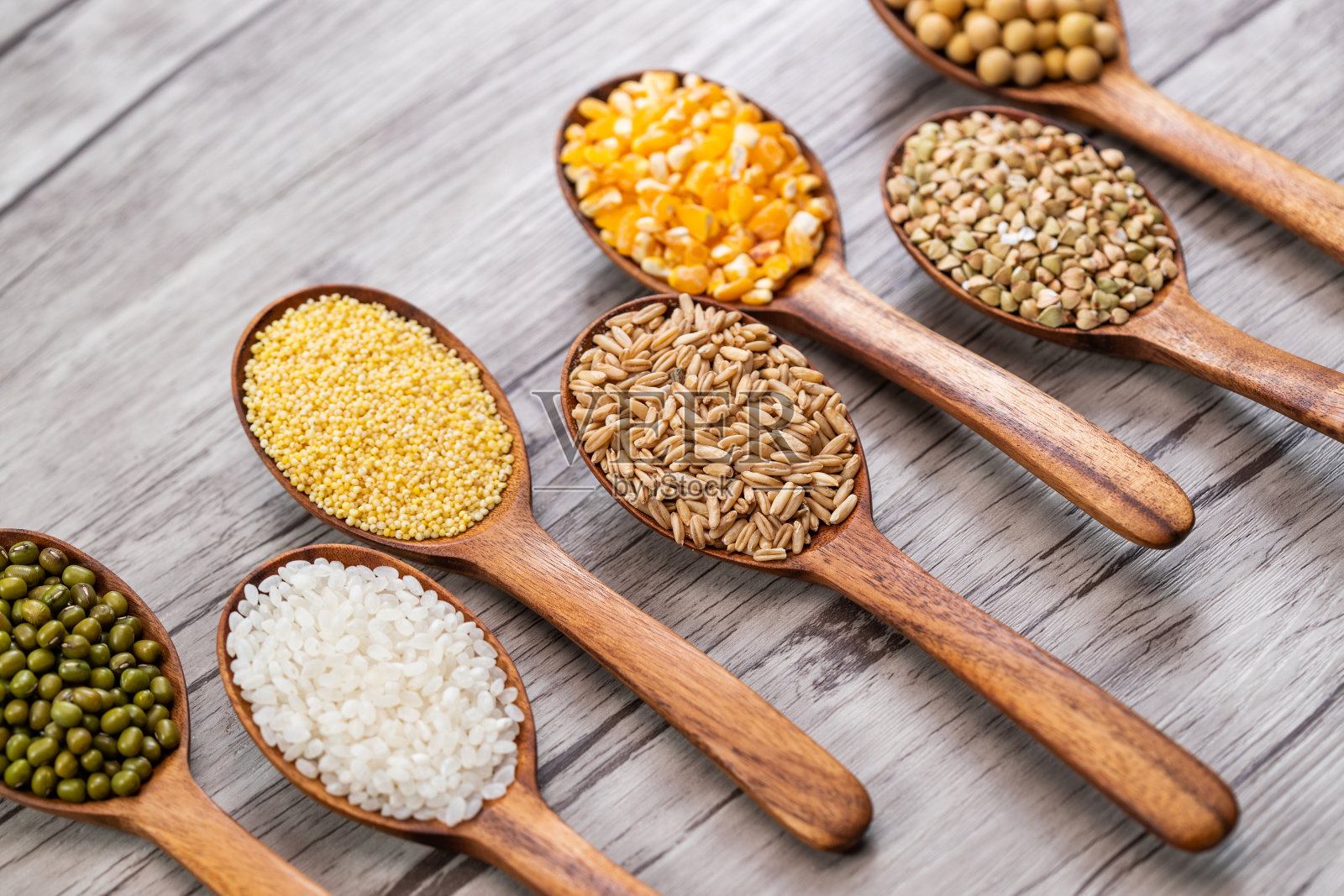 木勺里装的是谷物照片摄影图片