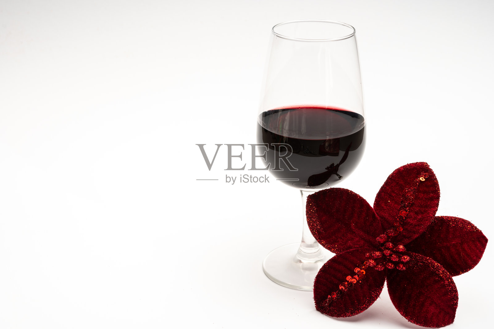 流行的英国圣诞饮品，葡萄酒和圣诞树装饰照片摄影图片