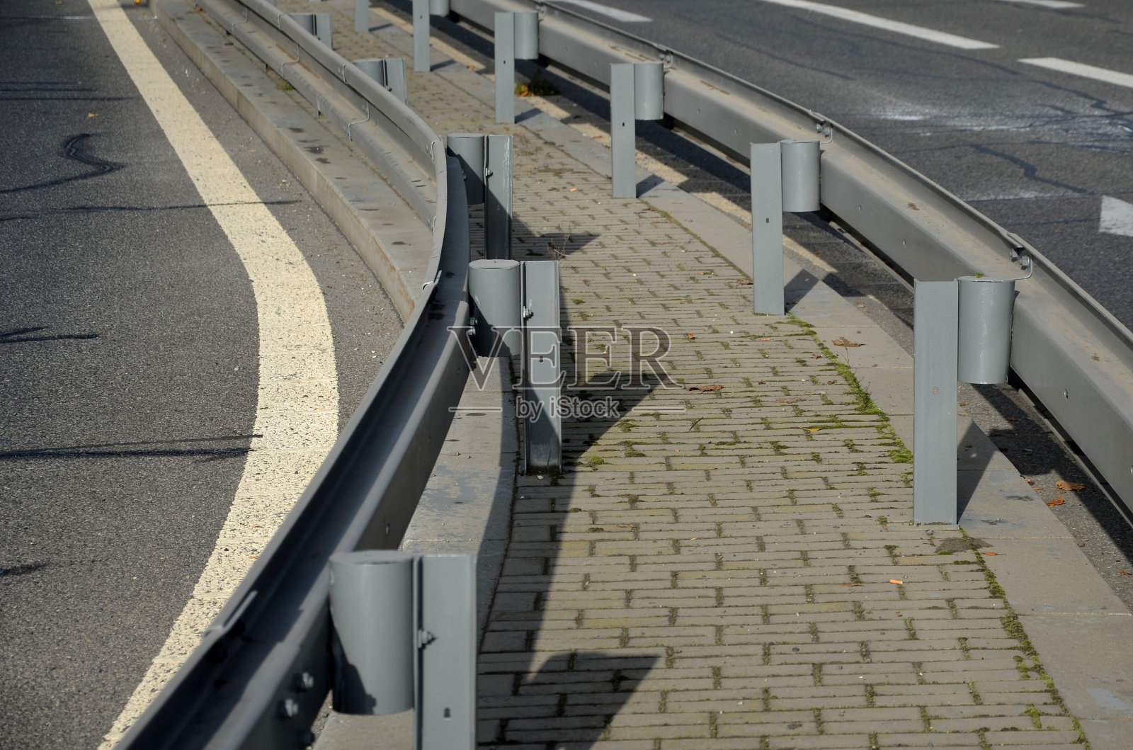 检查活动，检查高速公路路障的状况。对冻裂、接缝和沥青表面裂缝进行修剪，用喷砂专用沥青浆液填充白砂黑沥青。水平交通标志，分里照片摄影图片