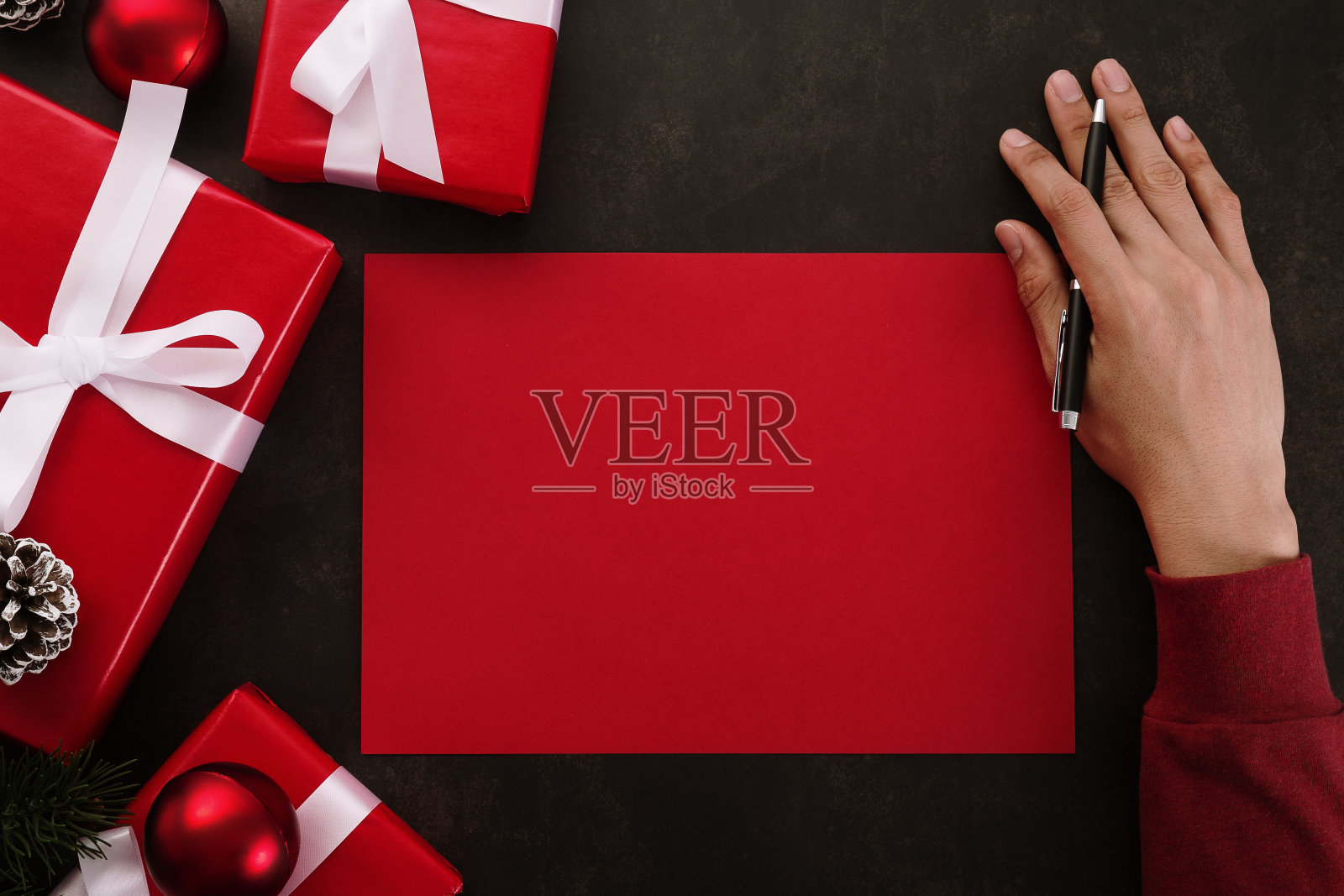 手写红色贺卡模型与圣诞装饰在垃圾背景照片摄影图片