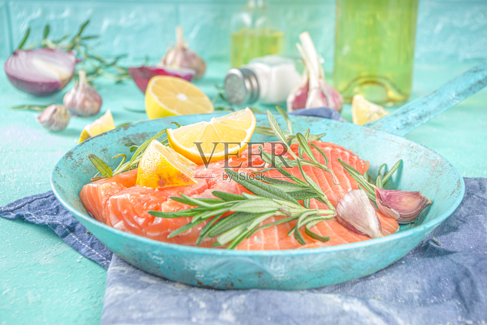 新鲜生鲑鱼片照片摄影图片