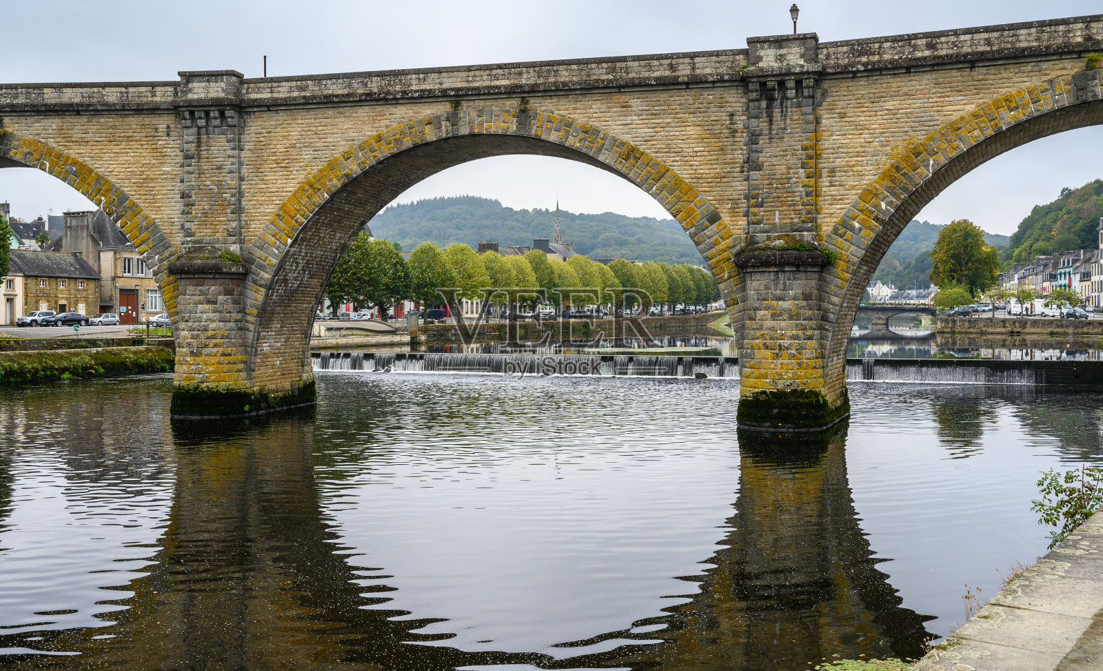 河上的船在高架桥前照片摄影图片