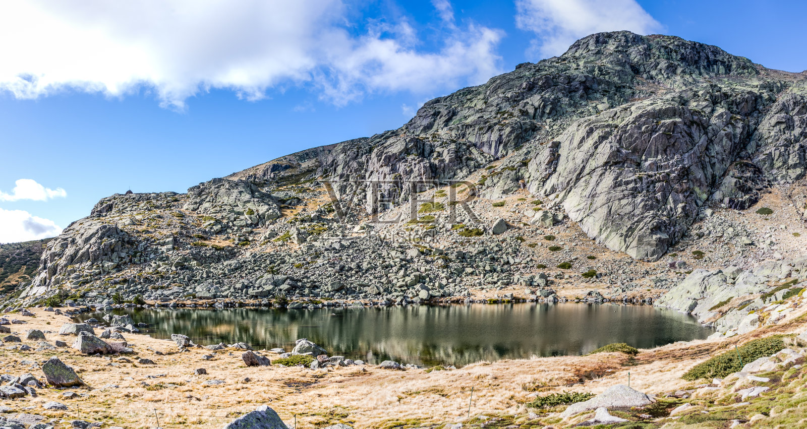 peñalara的大泻湖。在马德里的瓜达拉玛山脉Peñalara的冰川泻湖。照片摄影图片