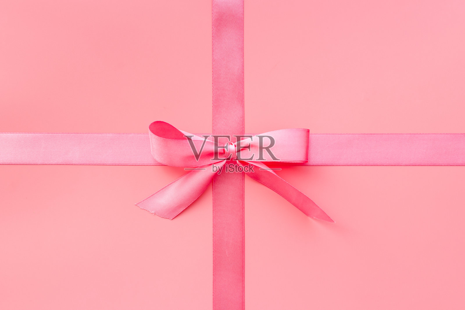 粉色丝带与蝴蝶结的节日礼盒或贺卡横幅。俯视图照片摄影图片