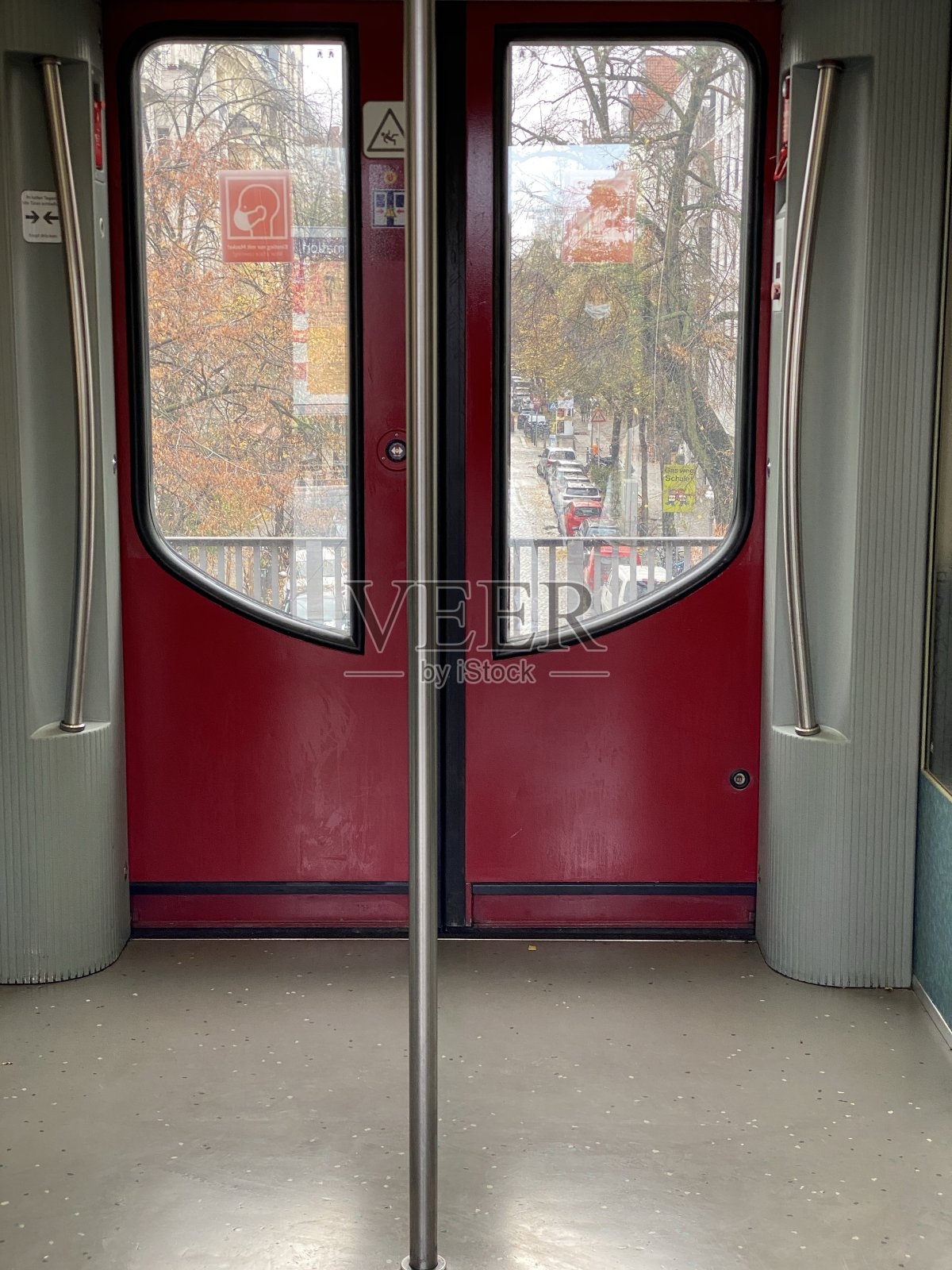 红色的车门和柏林的街景照片摄影图片