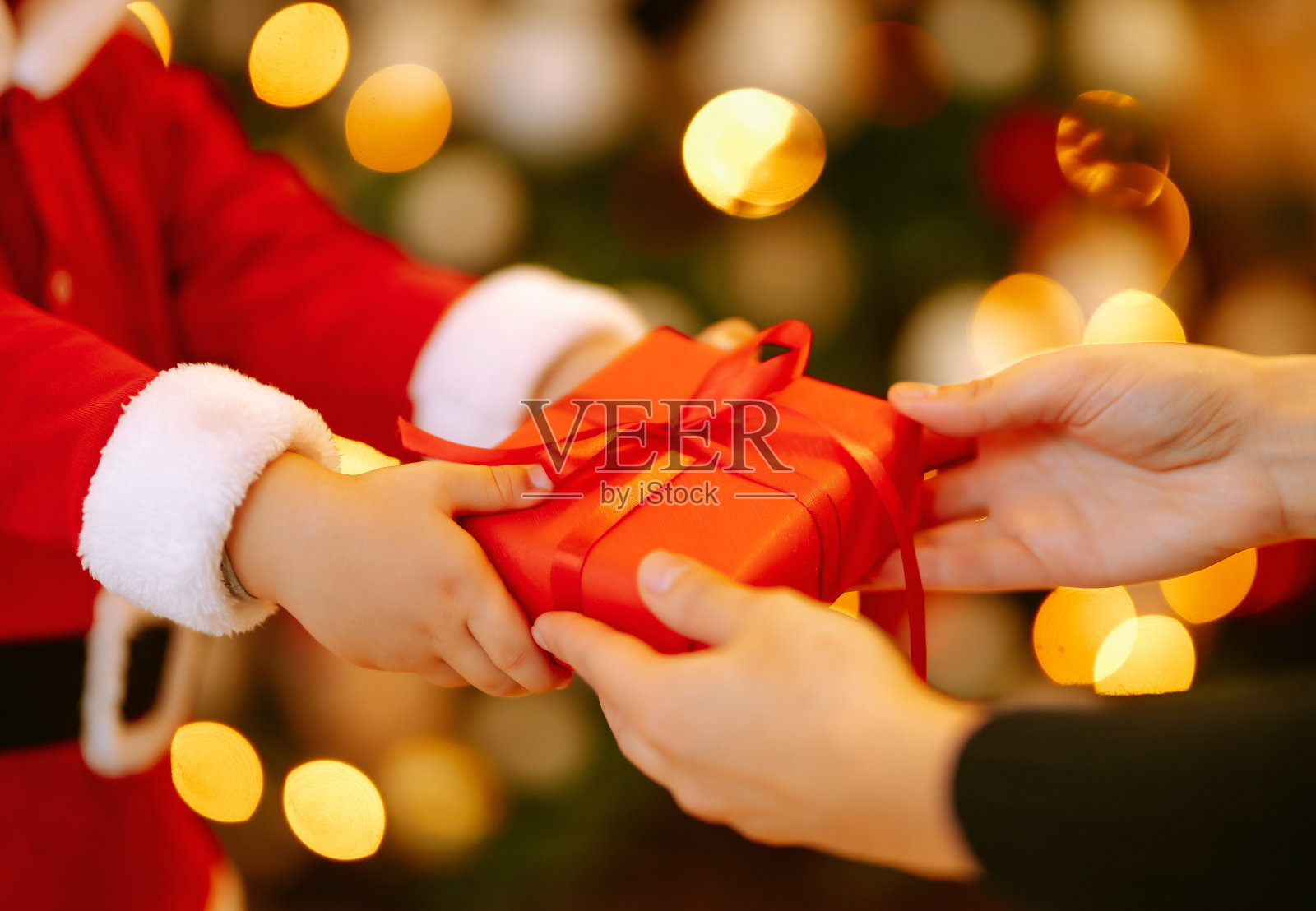 孩子手中的圣诞礼物。寒假，新年。照片摄影图片