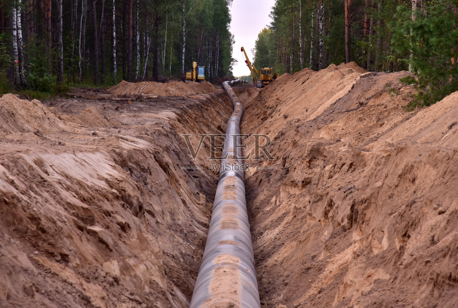 天然气管道安装。输油管道用于向家庭和企业输送燃料的装置。照片摄影图片