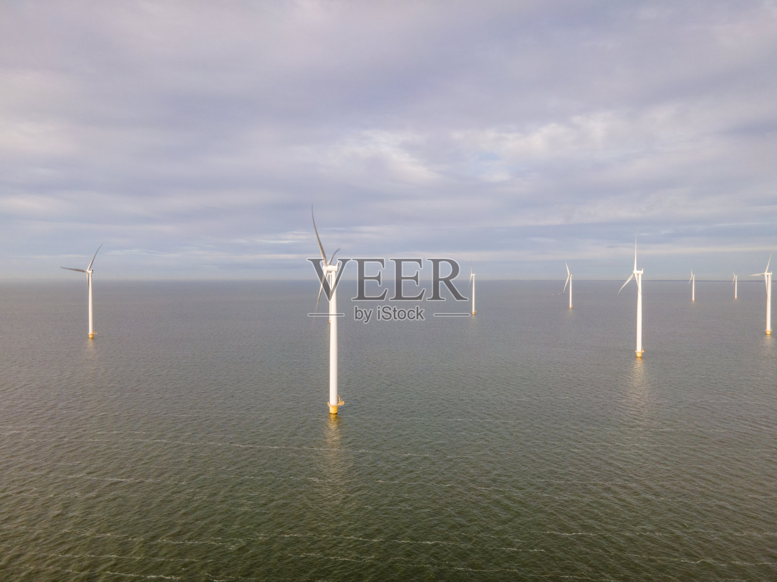 海上风车公园有云和蓝天，风车公园在海上用无人机鸟瞰风力涡轮机照片摄影图片