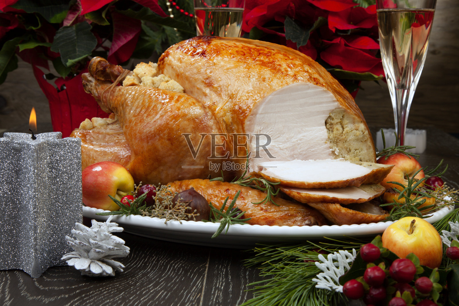 雕刻烤圣诞火鸡和抓取苹果照片摄影图片
