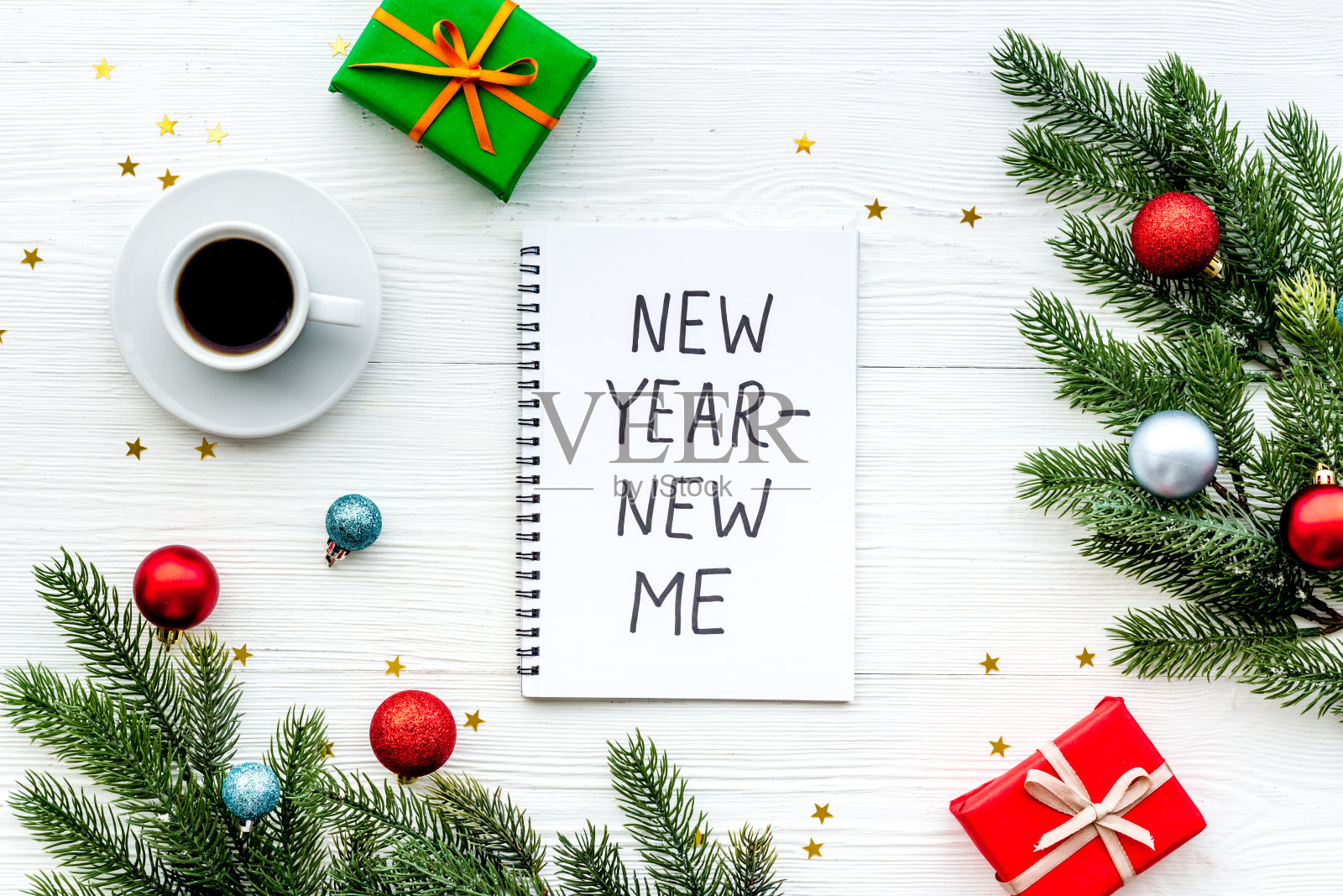 新的一年，新的我。圣诞装饰品和笔记本放在桌子上，平躺着照片摄影图片