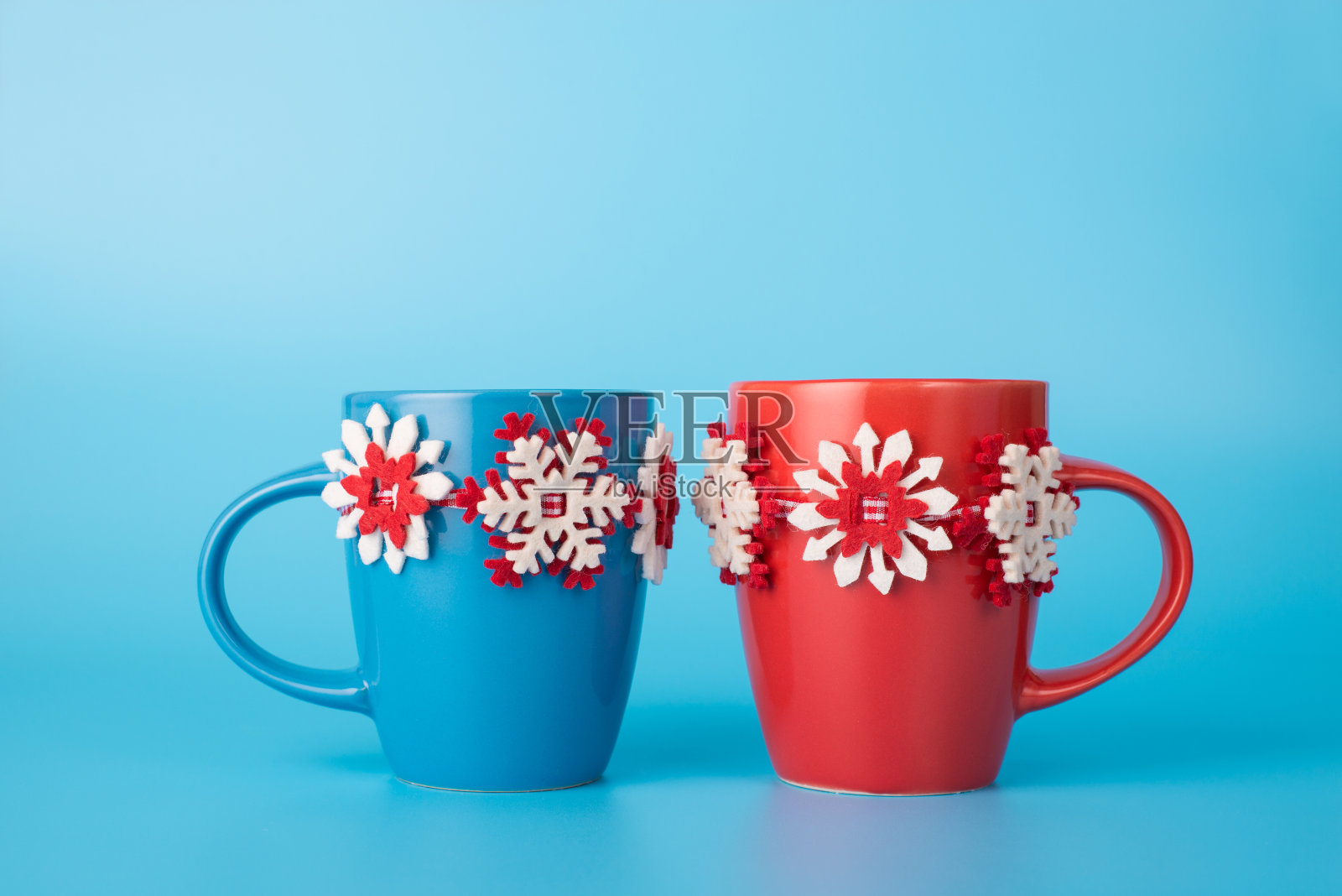 特写照片的蓝色和红色装饰的咖啡杯孤立的蓝色背景与copyspace照片摄影图片