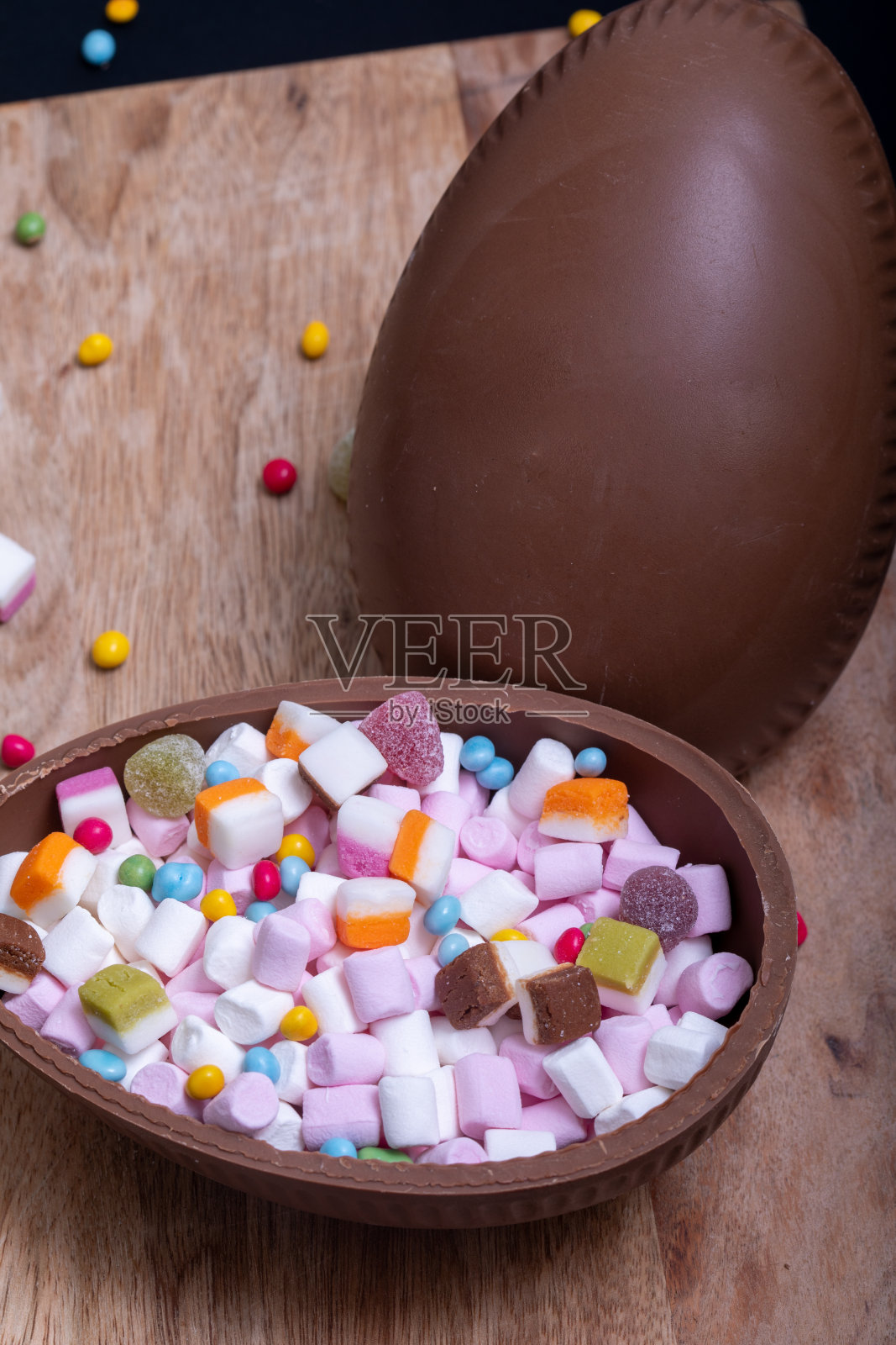 放在木板上的复活节彩蛋和各种糖果照片摄影图片