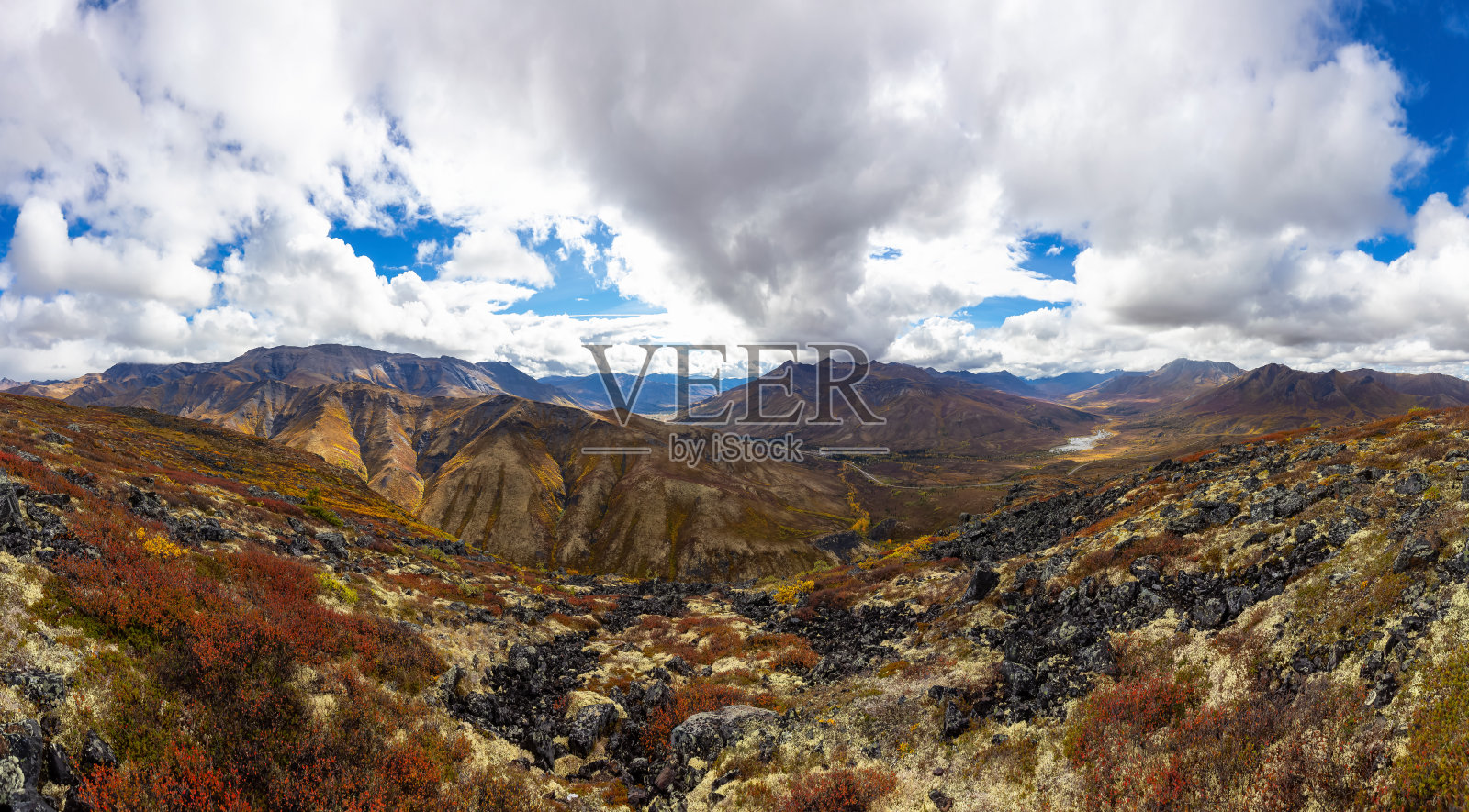 在一个多彩的秋天的日子里，道路，风景和山的风景照片摄影图片