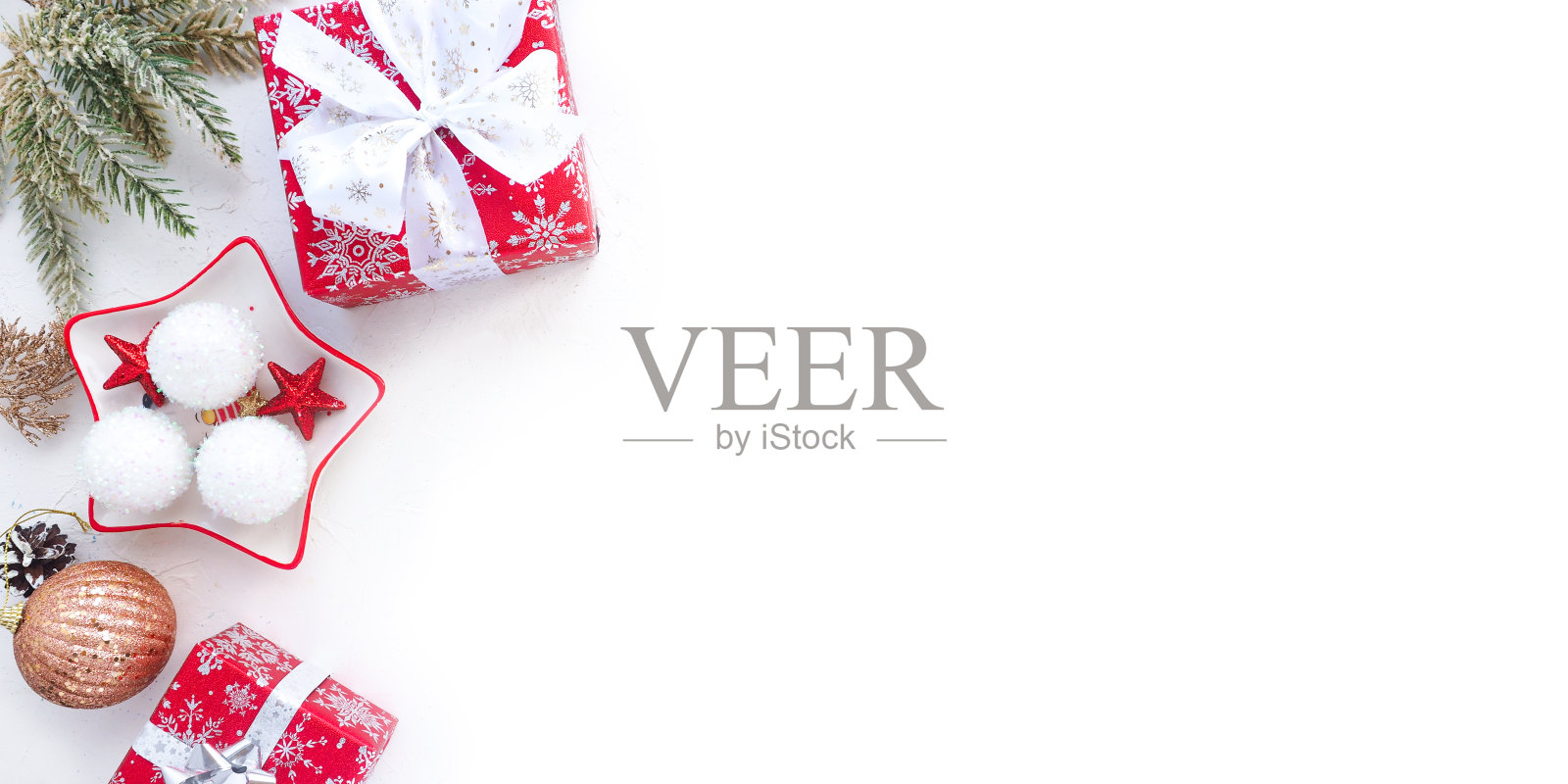 白色背景上的圣诞横幅、礼物盒和圣诞玩具。副本的空间。照片摄影图片