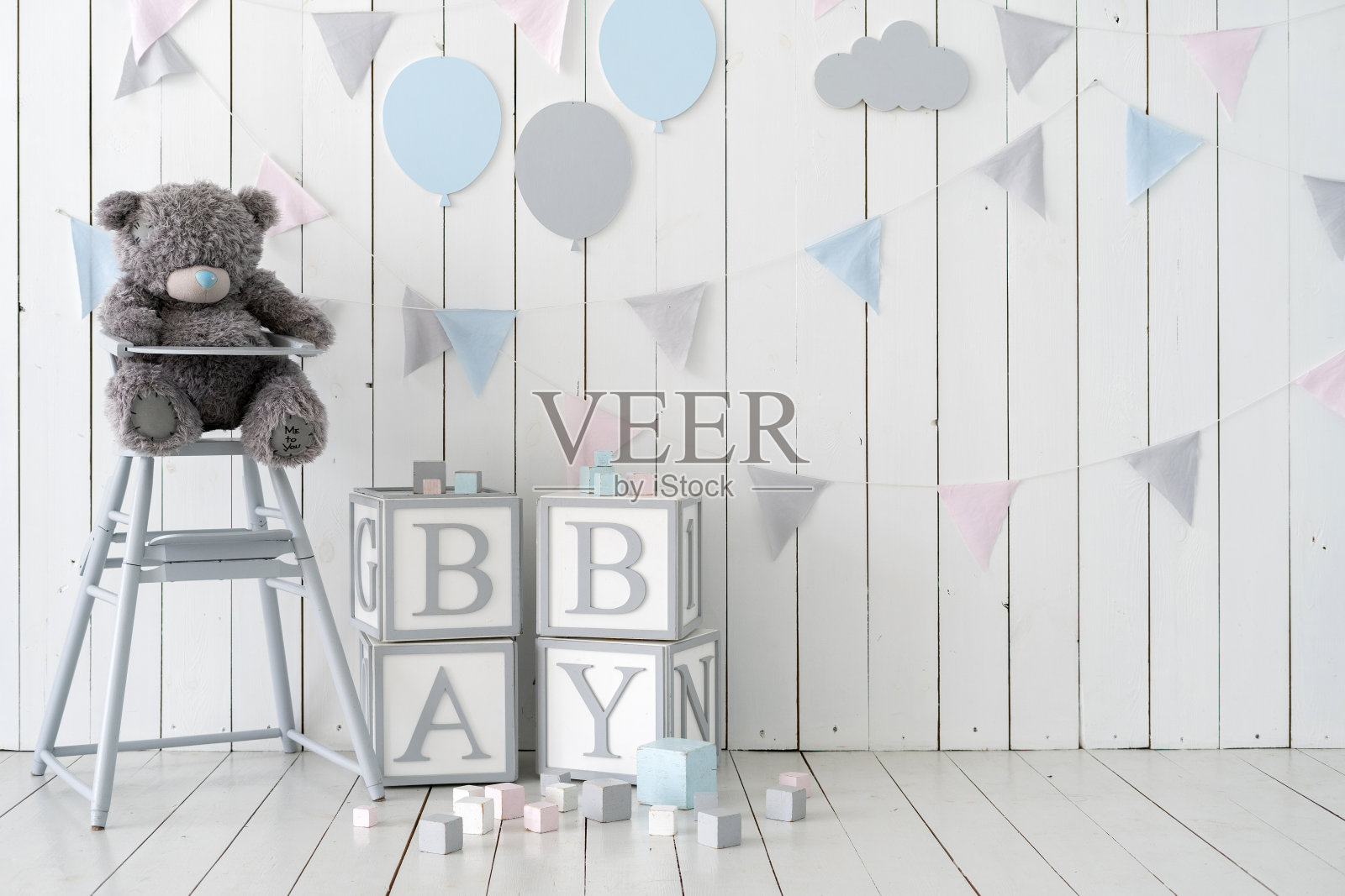 字宝宝在木立方体附近的玩具和装饰墙照片摄影图片