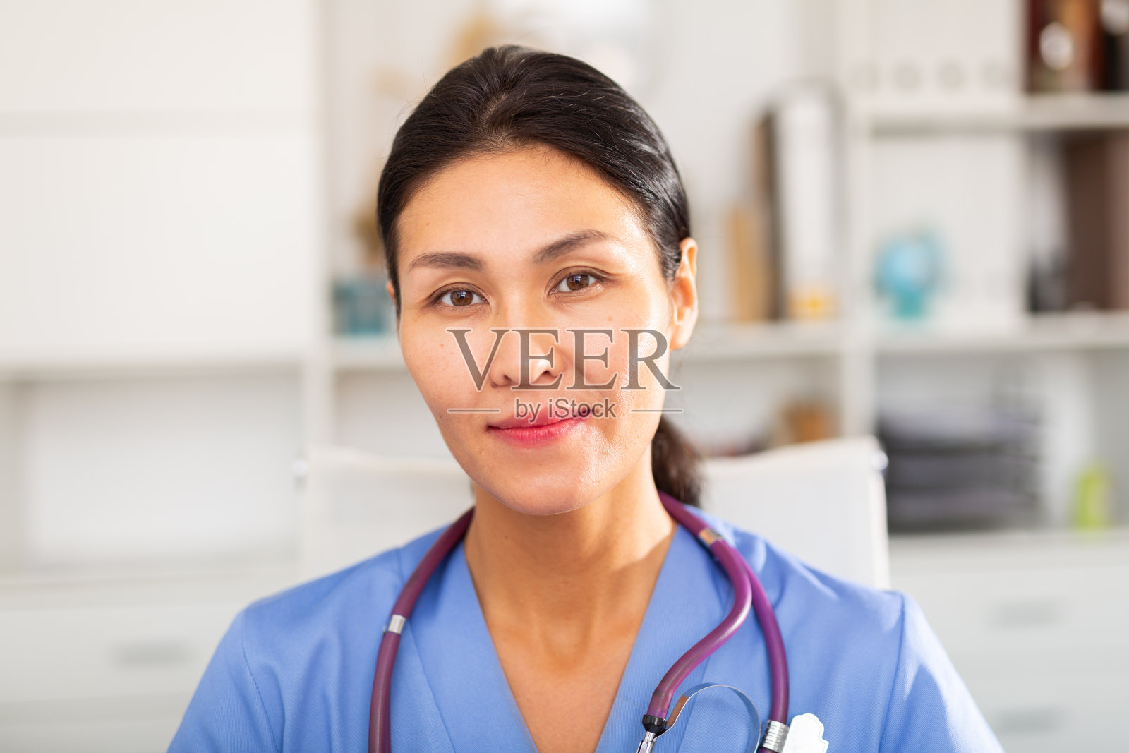 正面治疗师的肖像在电脑在医疗诊所照片摄影图片