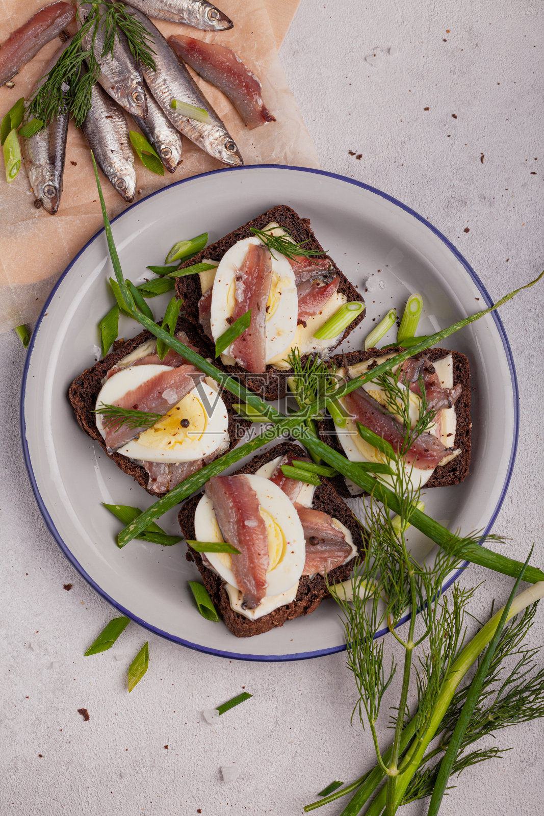 鱼三明治放在盘子里照片摄影图片