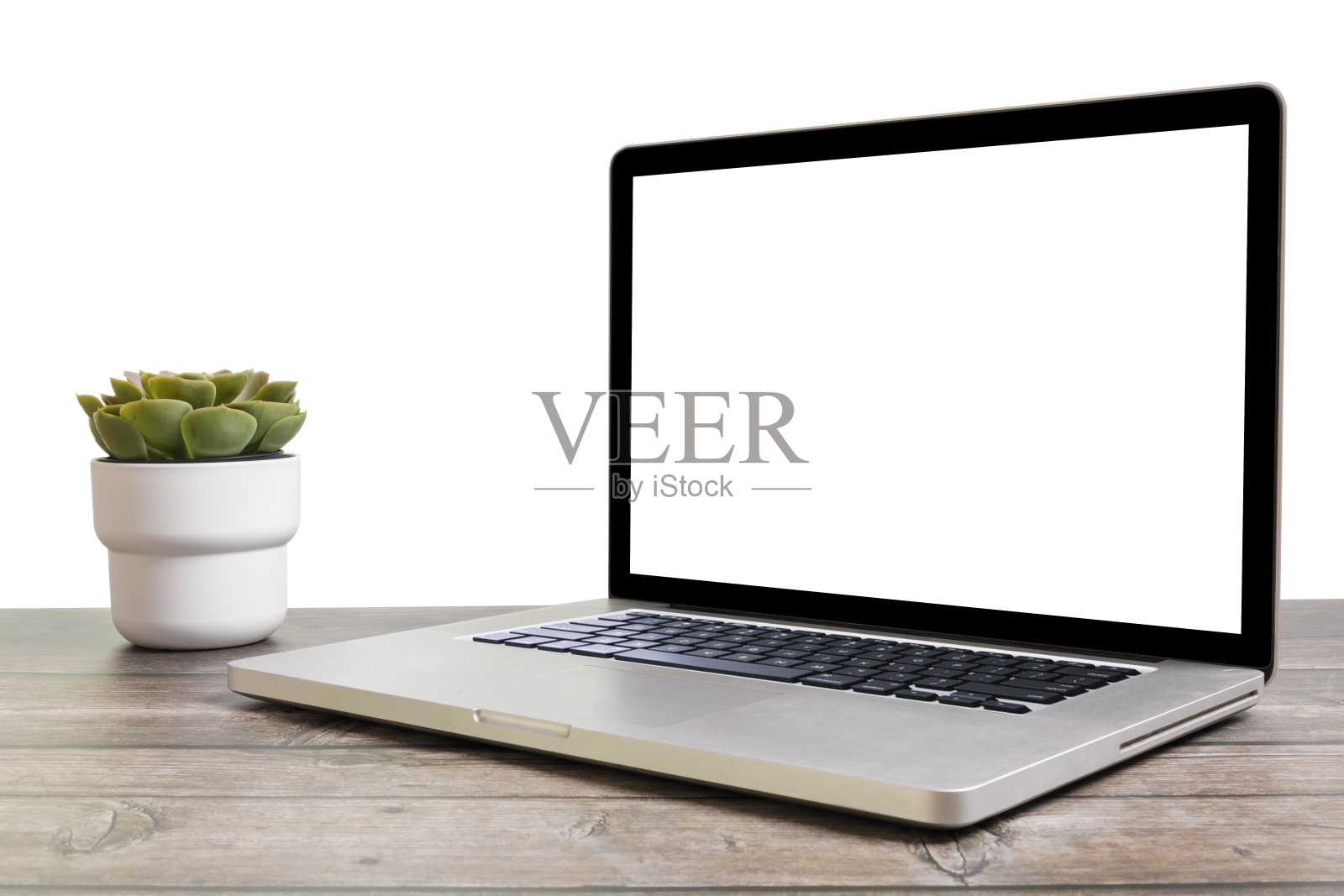 笔记本电脑或笔记本电脑的空白屏幕上的木桌白色背景。空白屏幕的文本或设计笔记本电脑。照片摄影图片