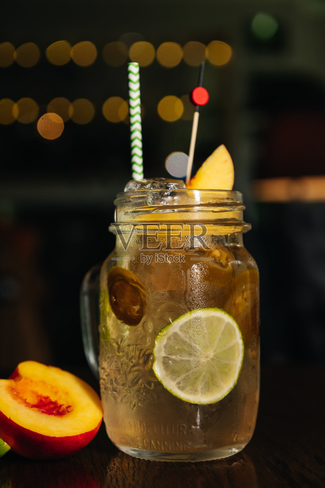 在餐厅的桌子上有美味的酸橙，墨西哥胡椒和油桃的酒精鸡尾酒照片摄影图片