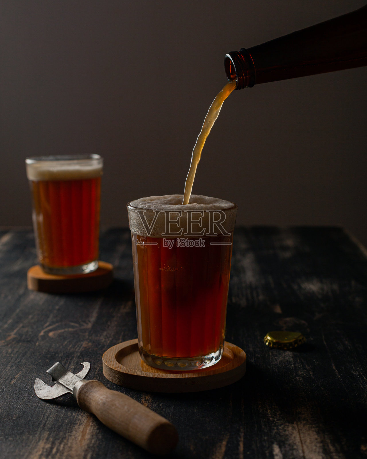 啤酒倒进玻璃杯里照片摄影图片