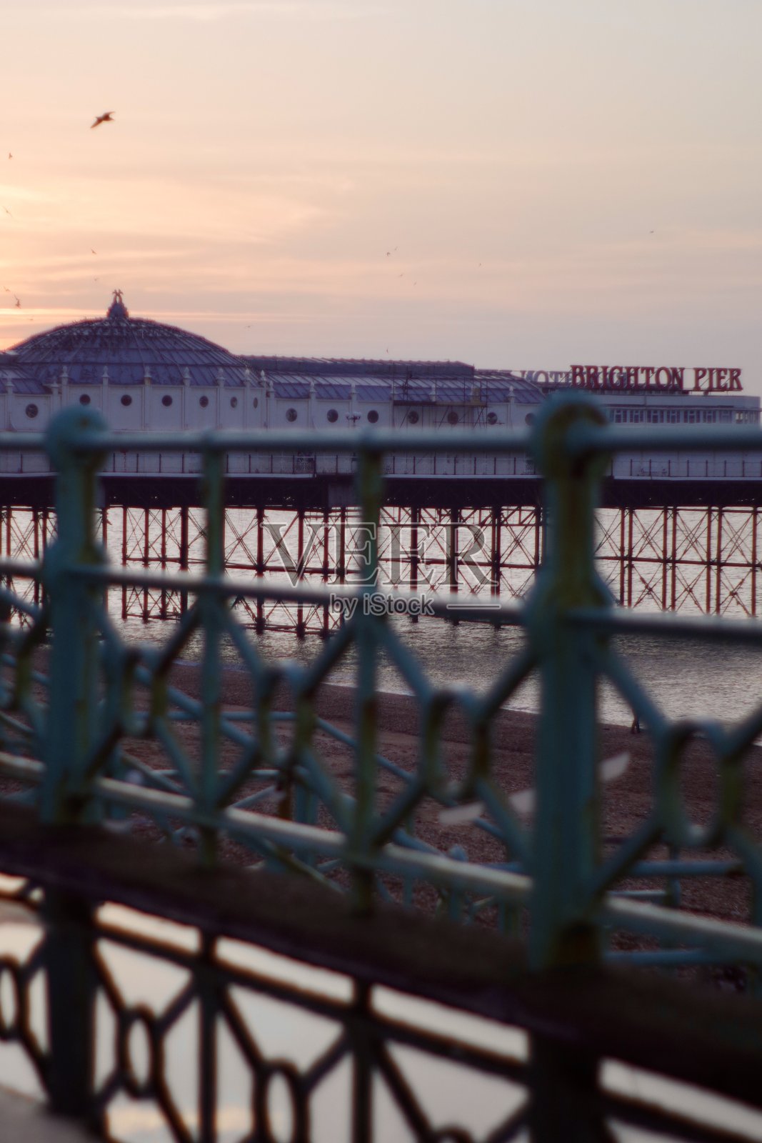 黎明时分，海滨的布赖顿宫码头照片摄影图片