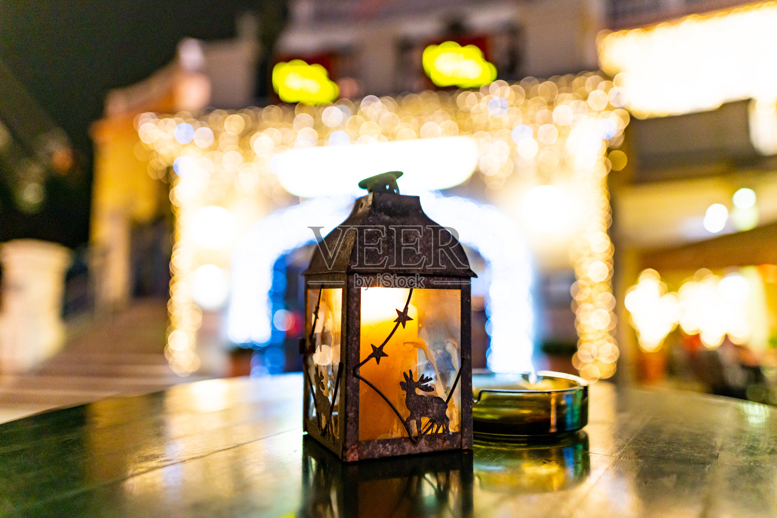 美丽的玻璃灯笼在圣诞节期间点亮照片摄影图片