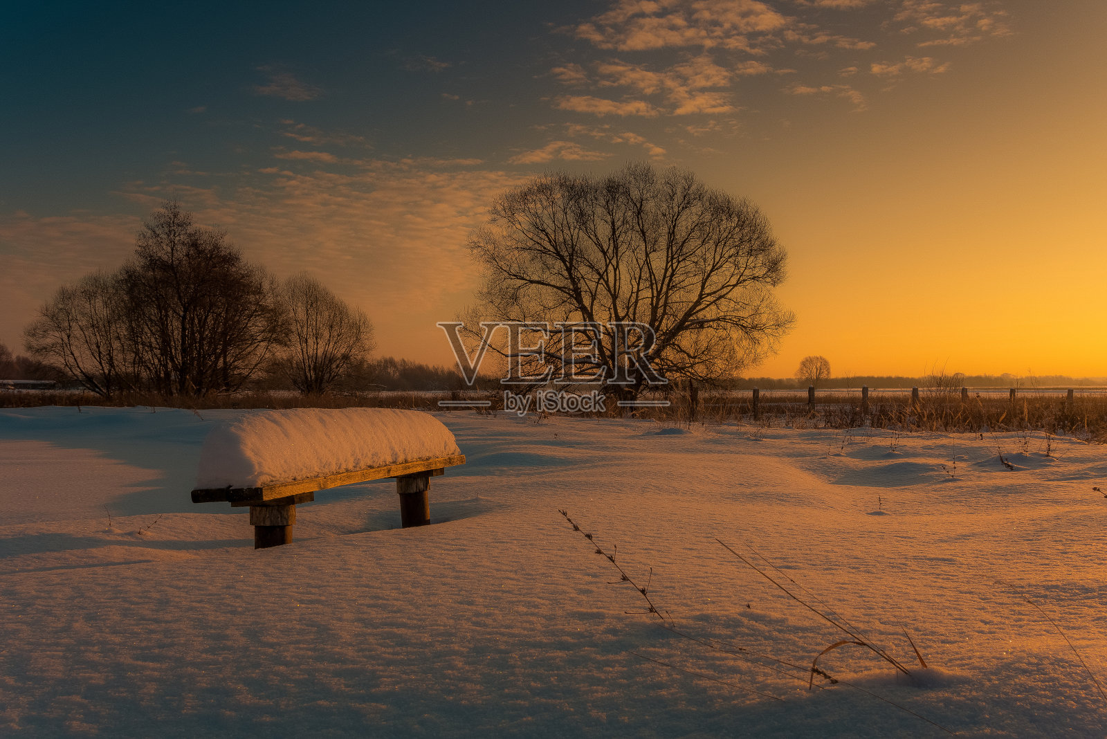板凳上的记忆照片摄影图片