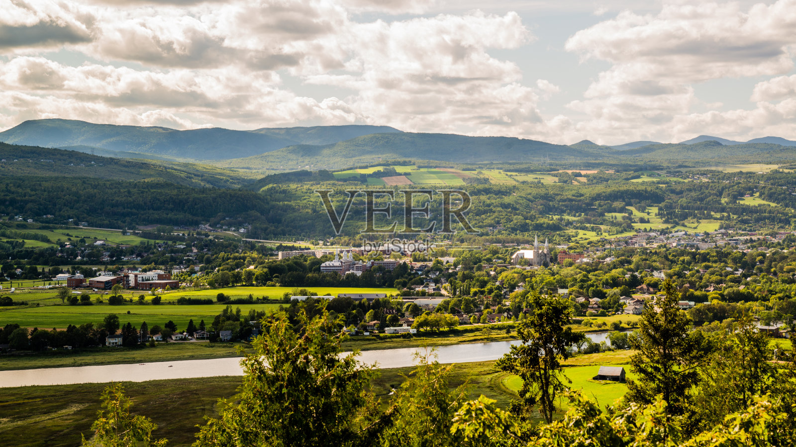 加拿大拜伊圣保罗- 2020年8月20日:从高速公路上俯瞰魁北克拜伊圣保罗全景照片摄影图片