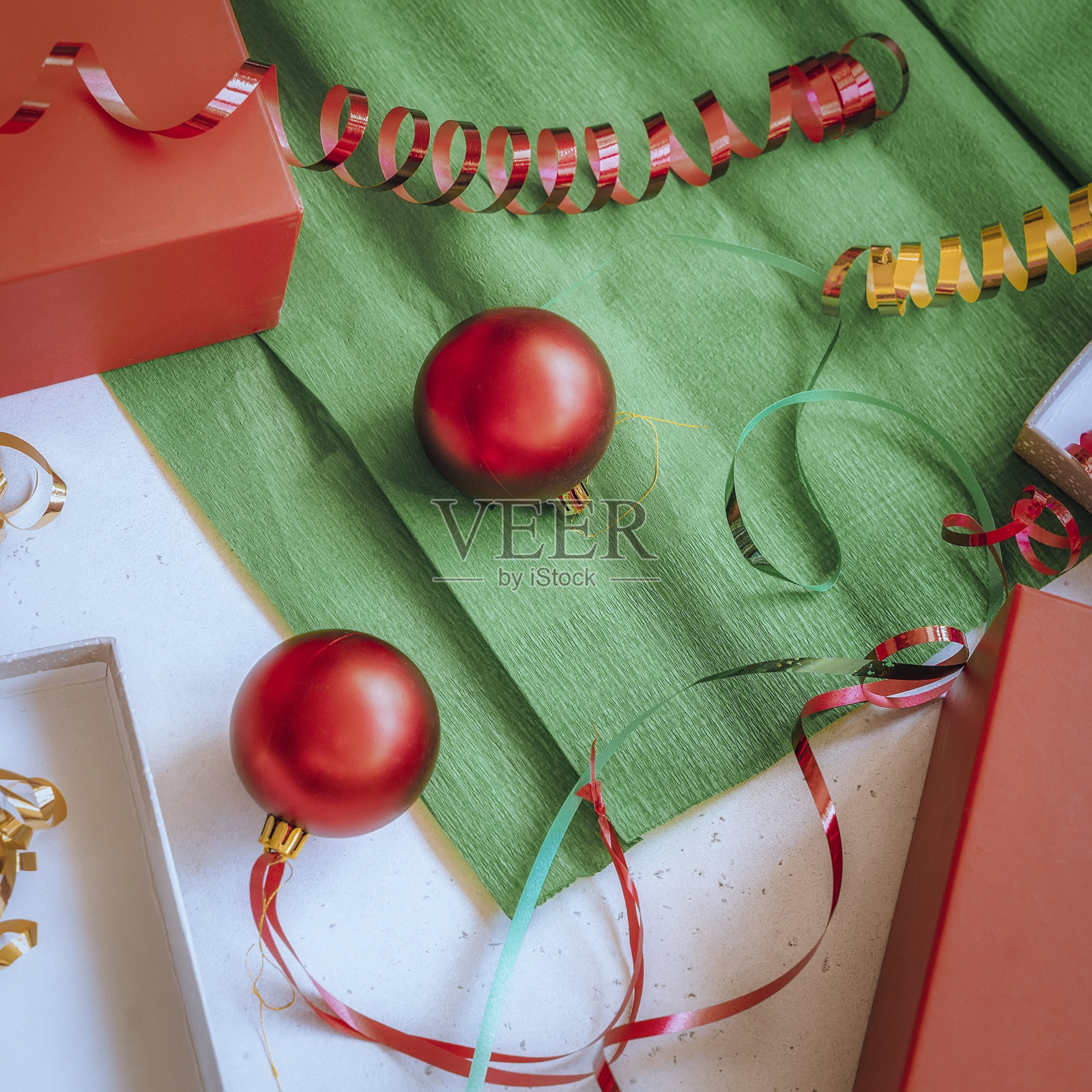 老式的新年贺卡。圣诞礼盒，红色的球，彩色的丝带，蛇形的，上面的看法照片摄影图片