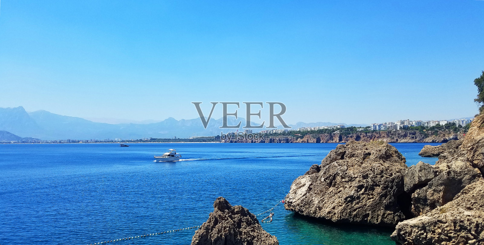 岩石海岸和蓝色的大海照片摄影图片