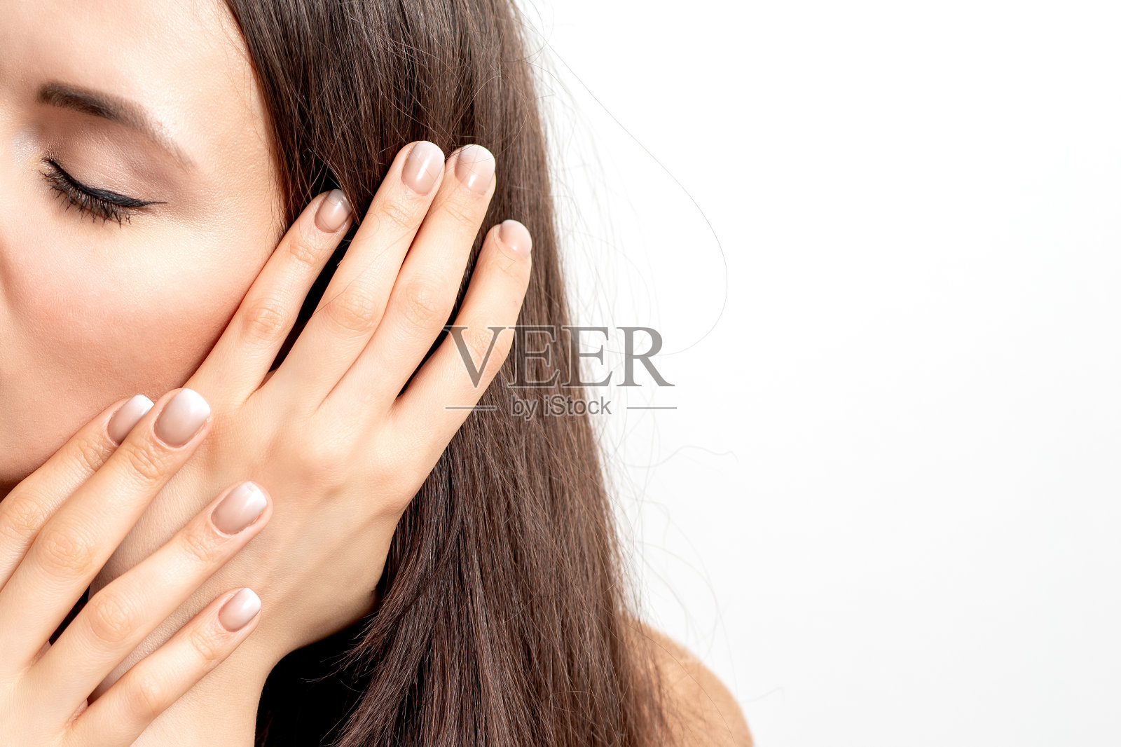 年轻女子摸着自己的头发照片摄影图片