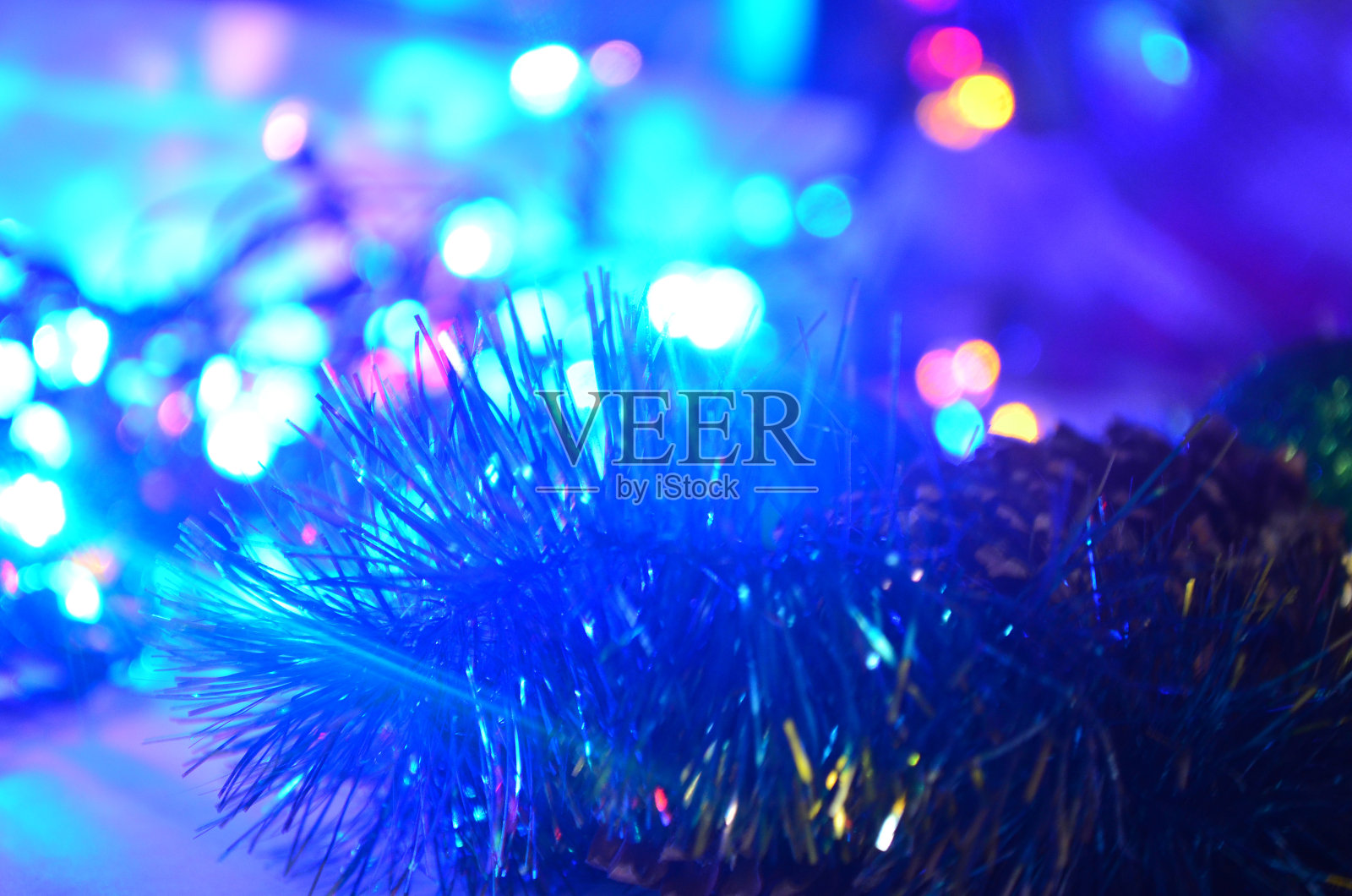 花环。圣诞树上的装饰品。庆祝。气球。新年。照片摄影图片