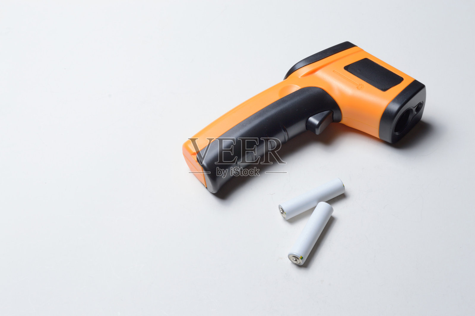 非接触式手持高温计。照片摄影图片