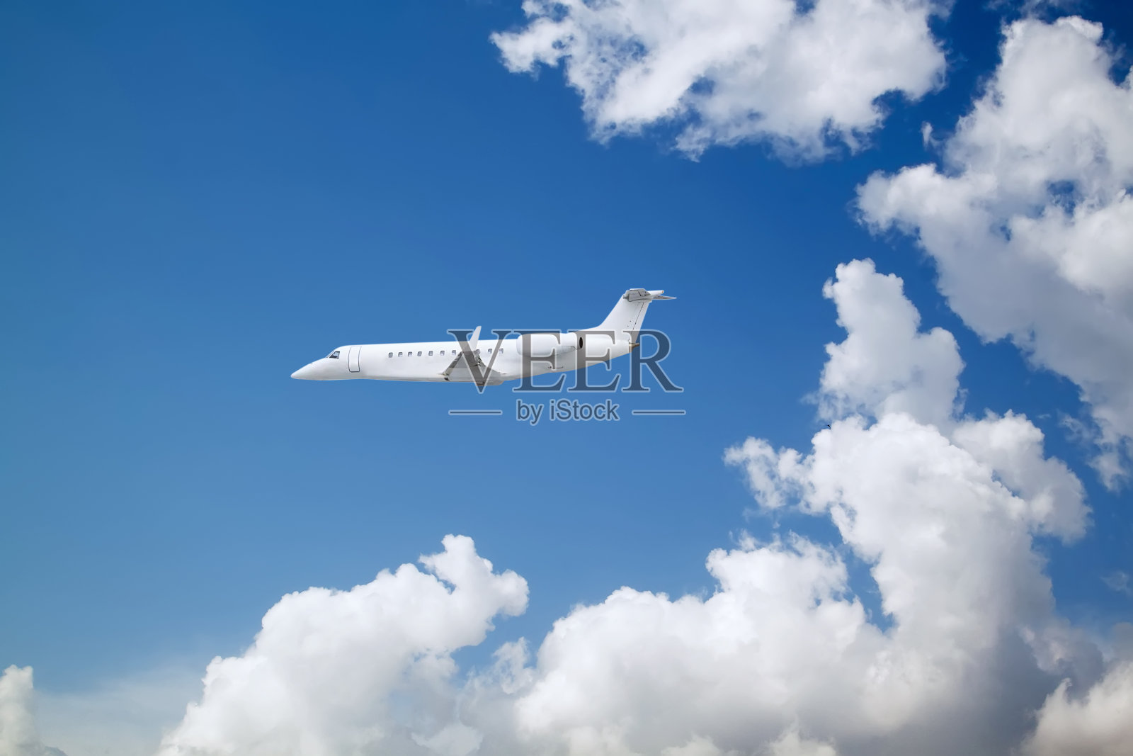 白色的私人商务机在蓝天白云的映衬下飞行照片摄影图片