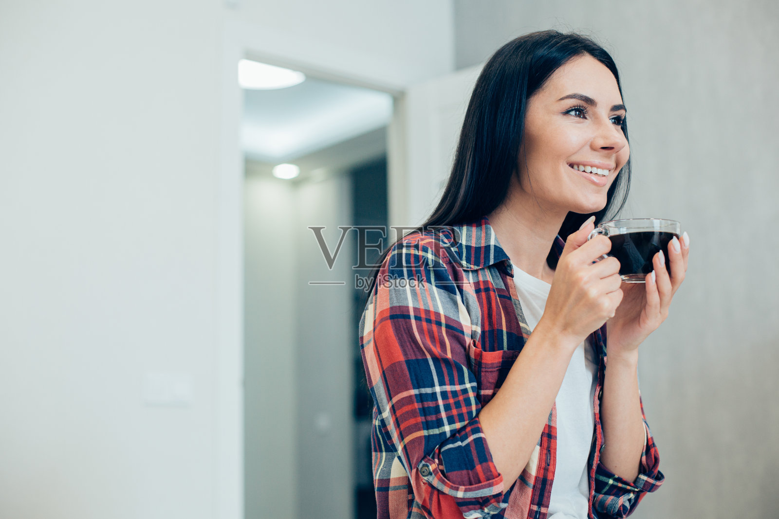 享受最喜欢的饮料，开始新的一天照片摄影图片