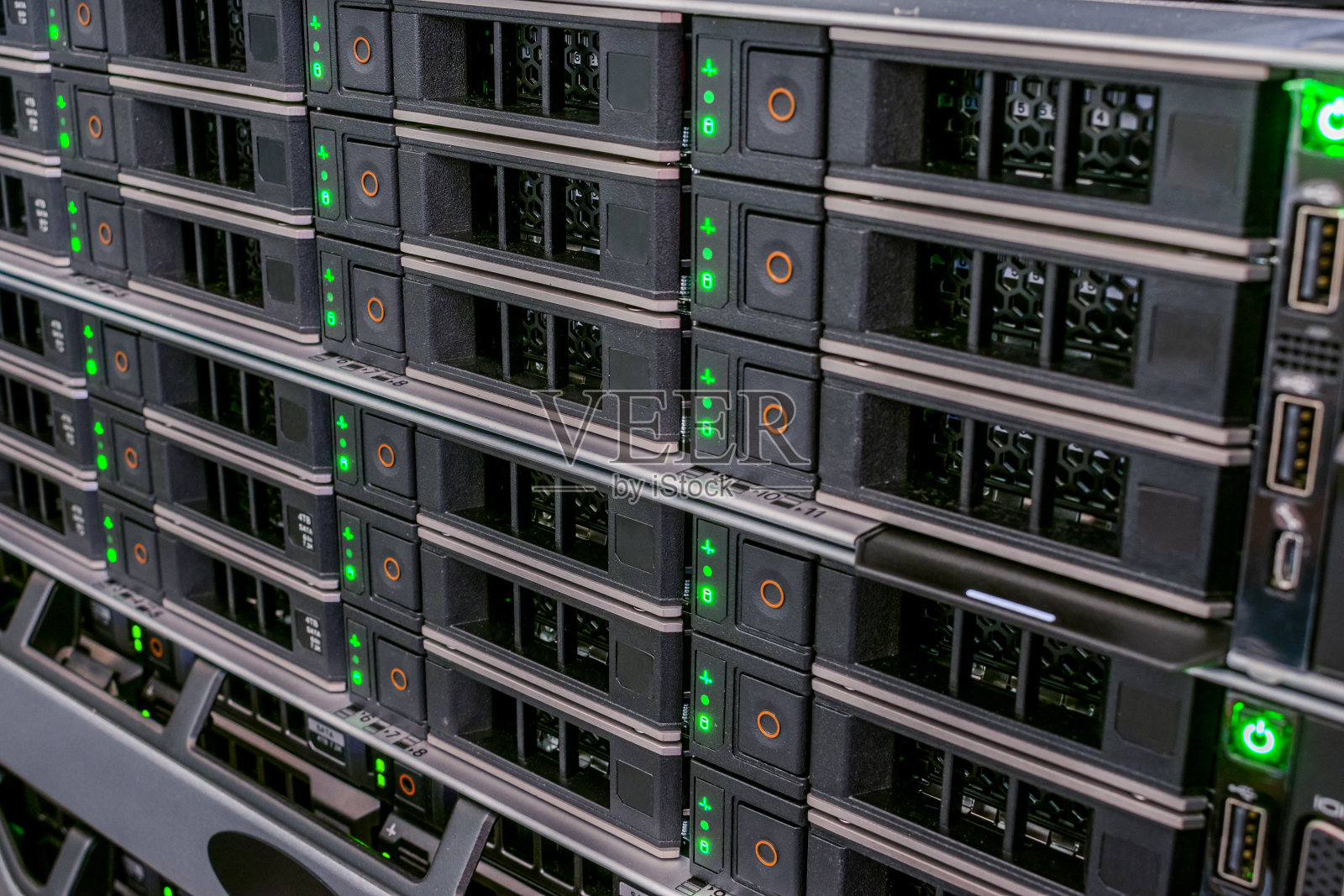 存储服务器的插槽中安装了很多硬盘。在数据中心的服务器室中提供web服务的托管。照片摄影图片