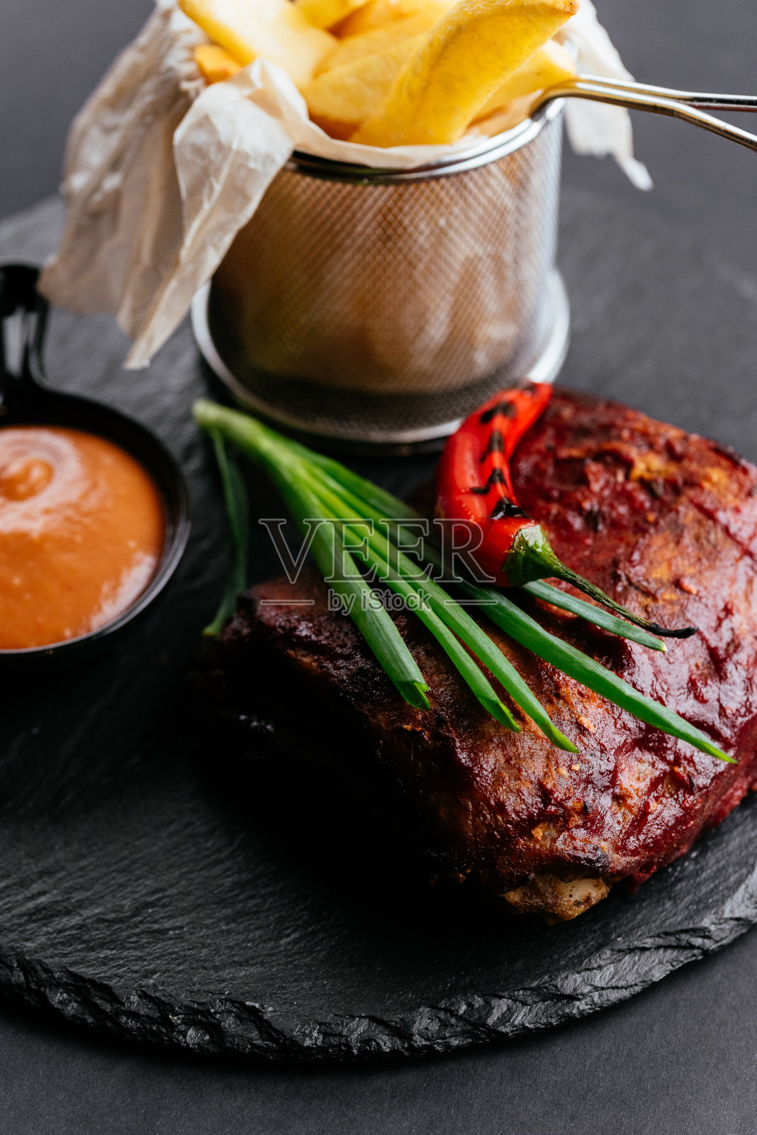 烤牛肉排骨配酱汁和土豆照片摄影图片