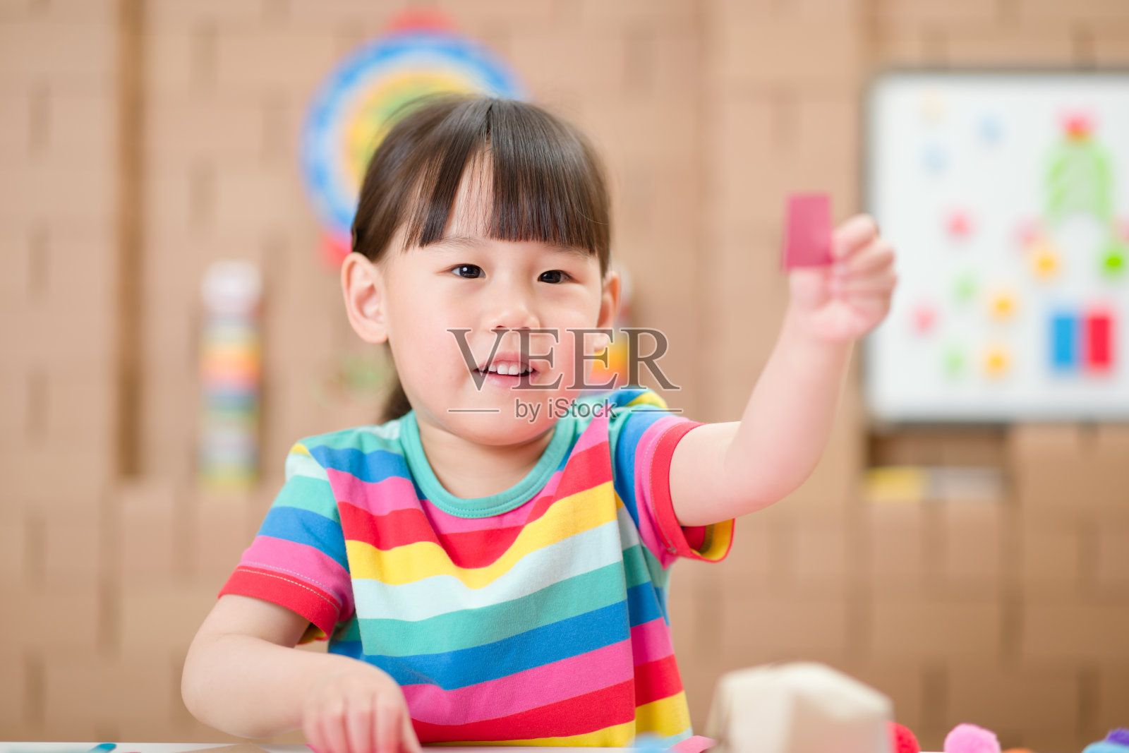 年轻女孩为家庭教育制作纸工艺品照片摄影图片