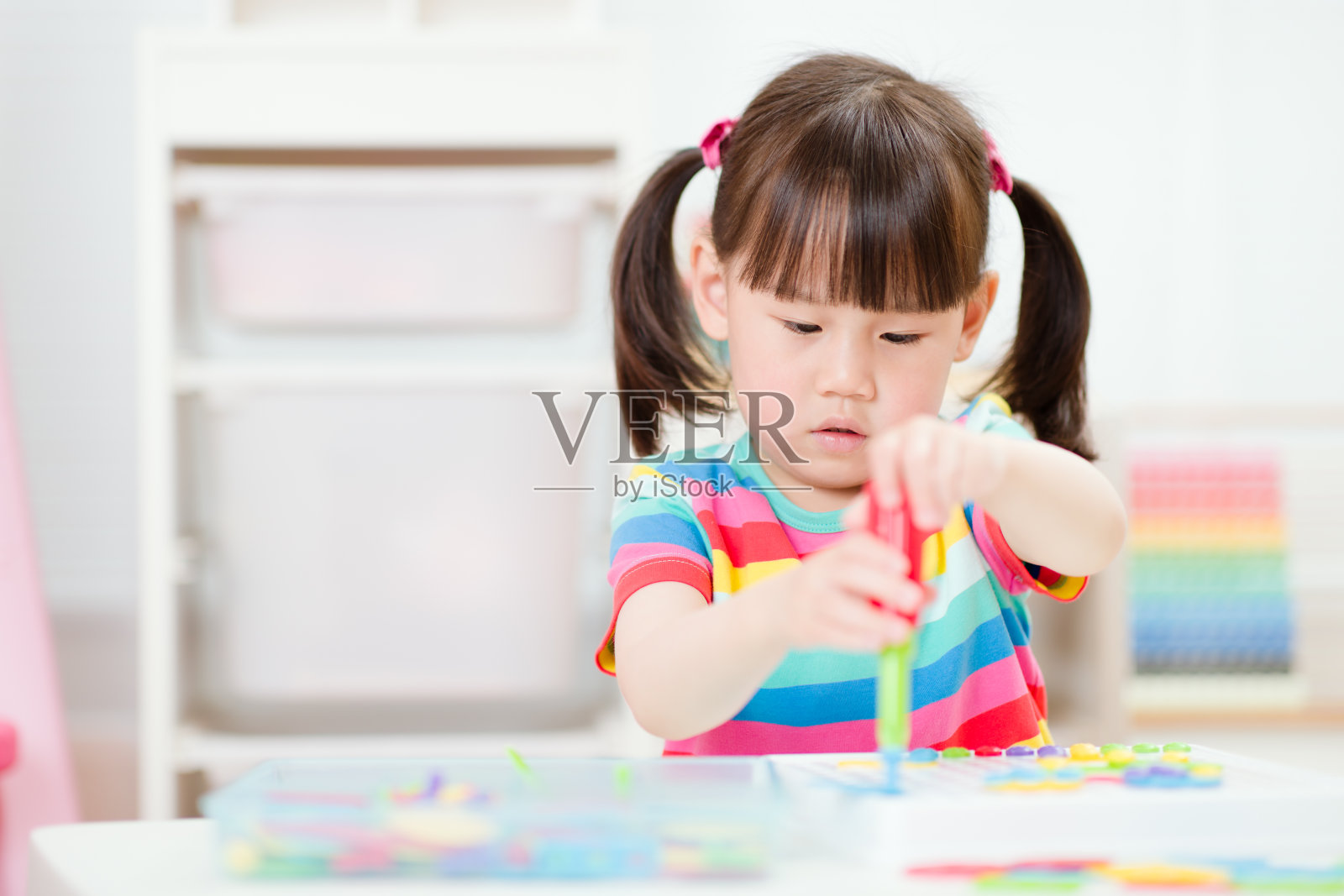 年轻女孩玩创造性玩具积木在家上学照片摄影图片